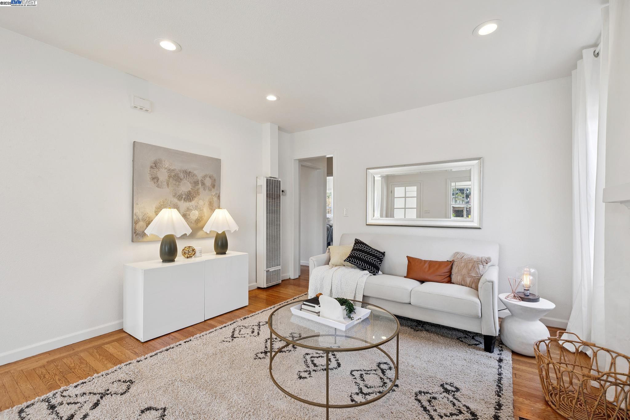 Detail Gallery Image 5 of 43 For 1921 87th Ave, Oakland,  CA 94621 - 2 Beds | 1/1 Baths