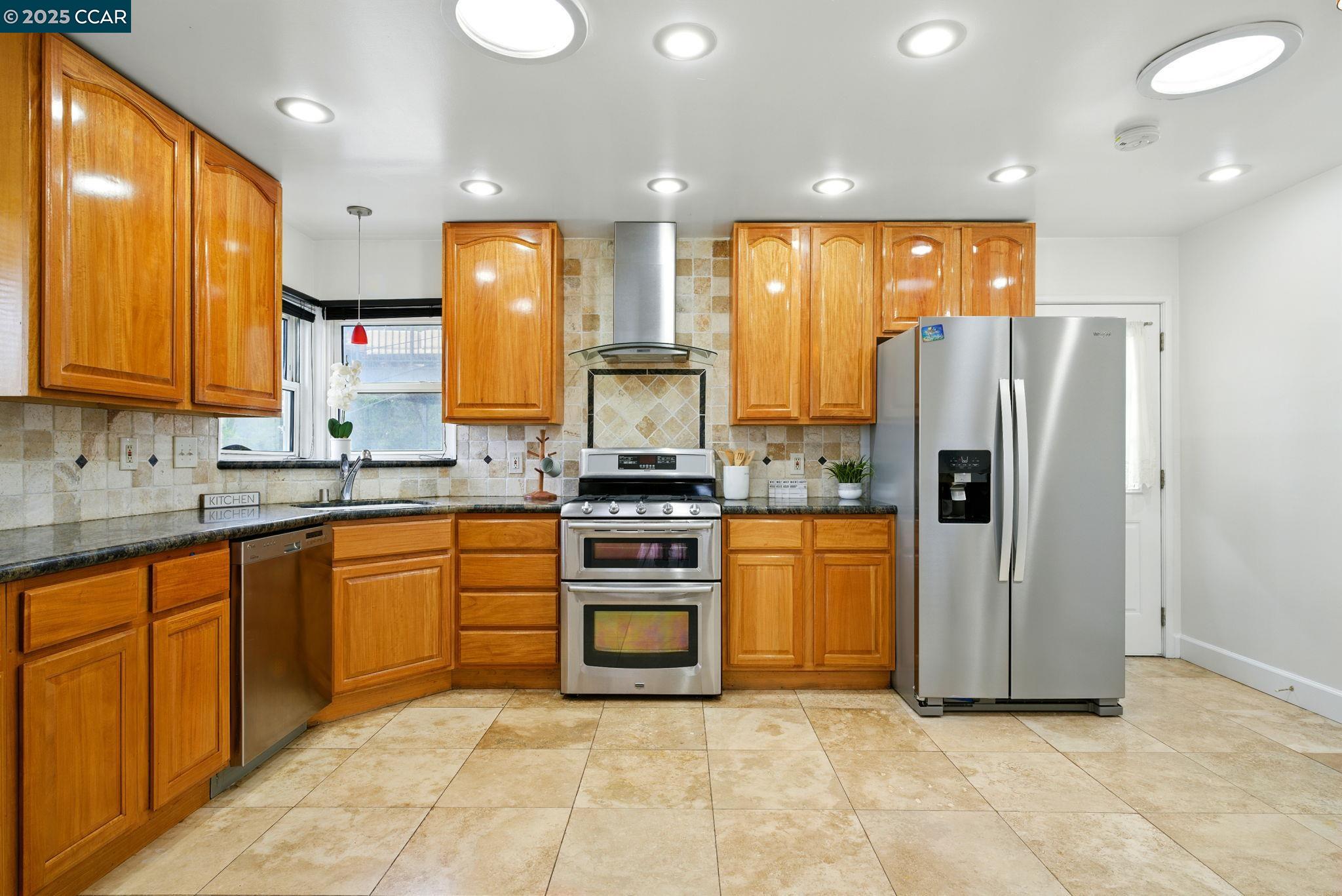 Detail Gallery Image 15 of 42 For 7968 Michigan Ave, Oakland,  CA 94605 - 3 Beds | 2 Baths