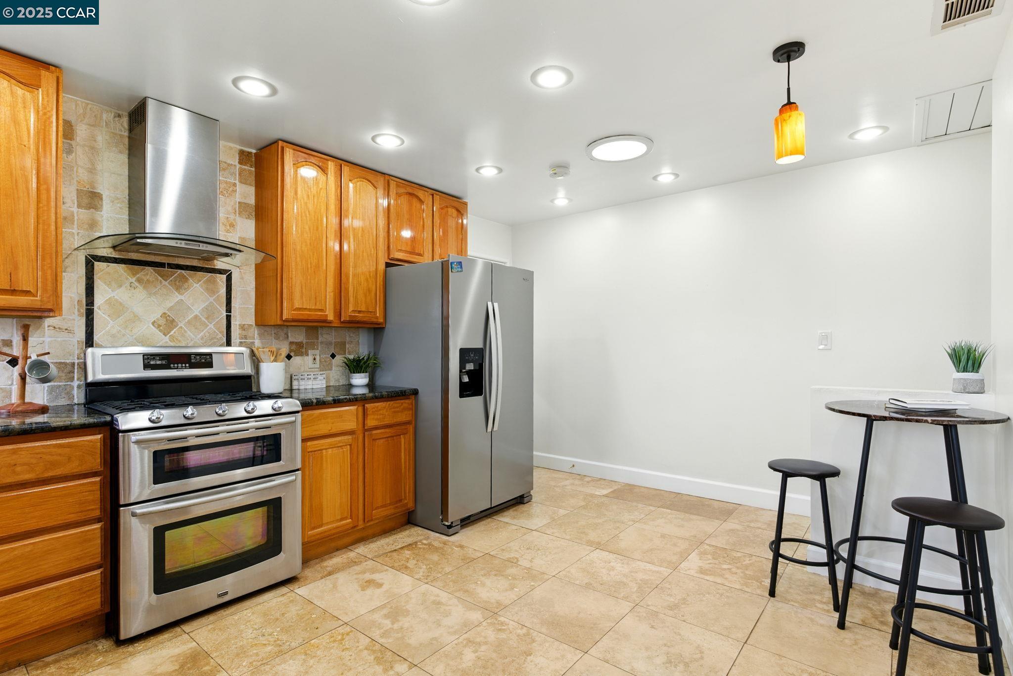 Detail Gallery Image 16 of 42 For 7968 Michigan Ave, Oakland,  CA 94605 - 3 Beds | 2 Baths