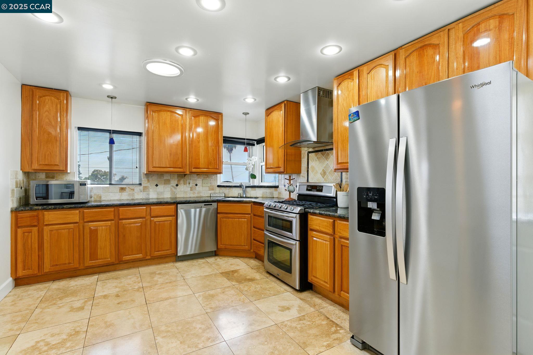 Detail Gallery Image 17 of 42 For 7968 Michigan Ave, Oakland,  CA 94605 - 3 Beds | 2 Baths