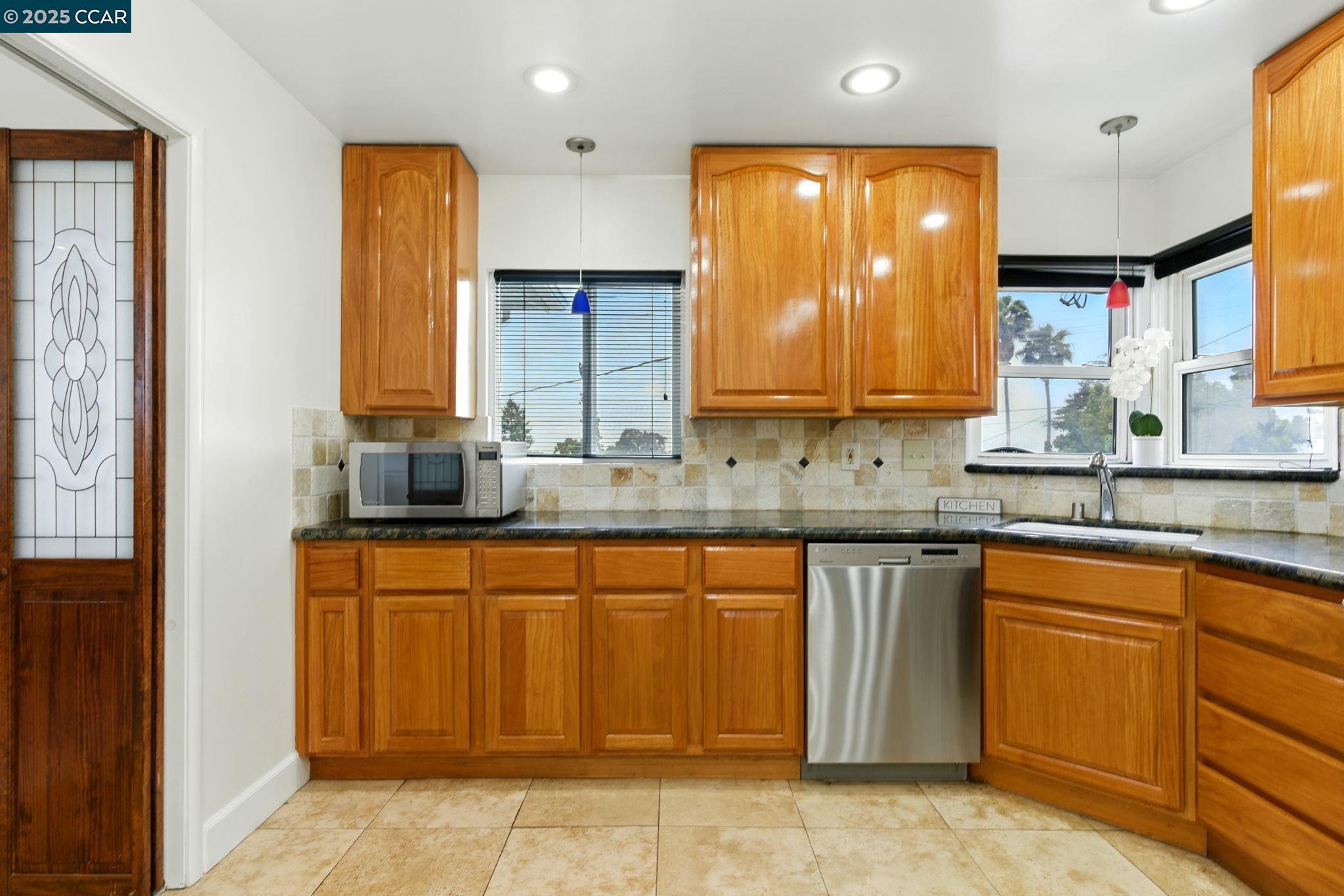 Detail Gallery Image 18 of 42 For 7968 Michigan Ave, Oakland,  CA 94605 - 3 Beds | 2 Baths