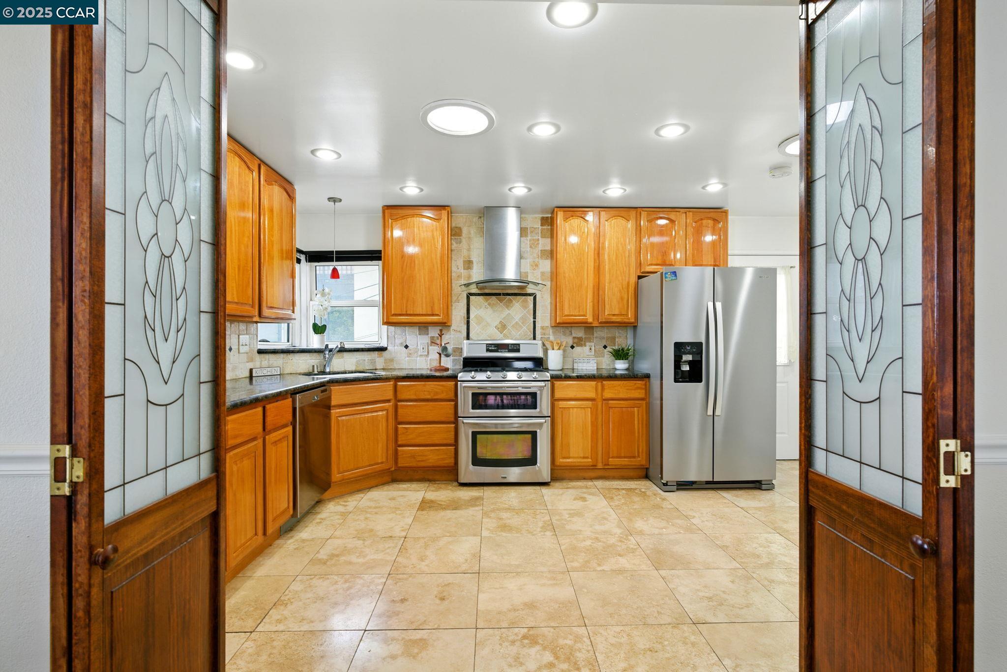 Detail Gallery Image 19 of 42 For 7968 Michigan Ave, Oakland,  CA 94605 - 3 Beds | 2 Baths