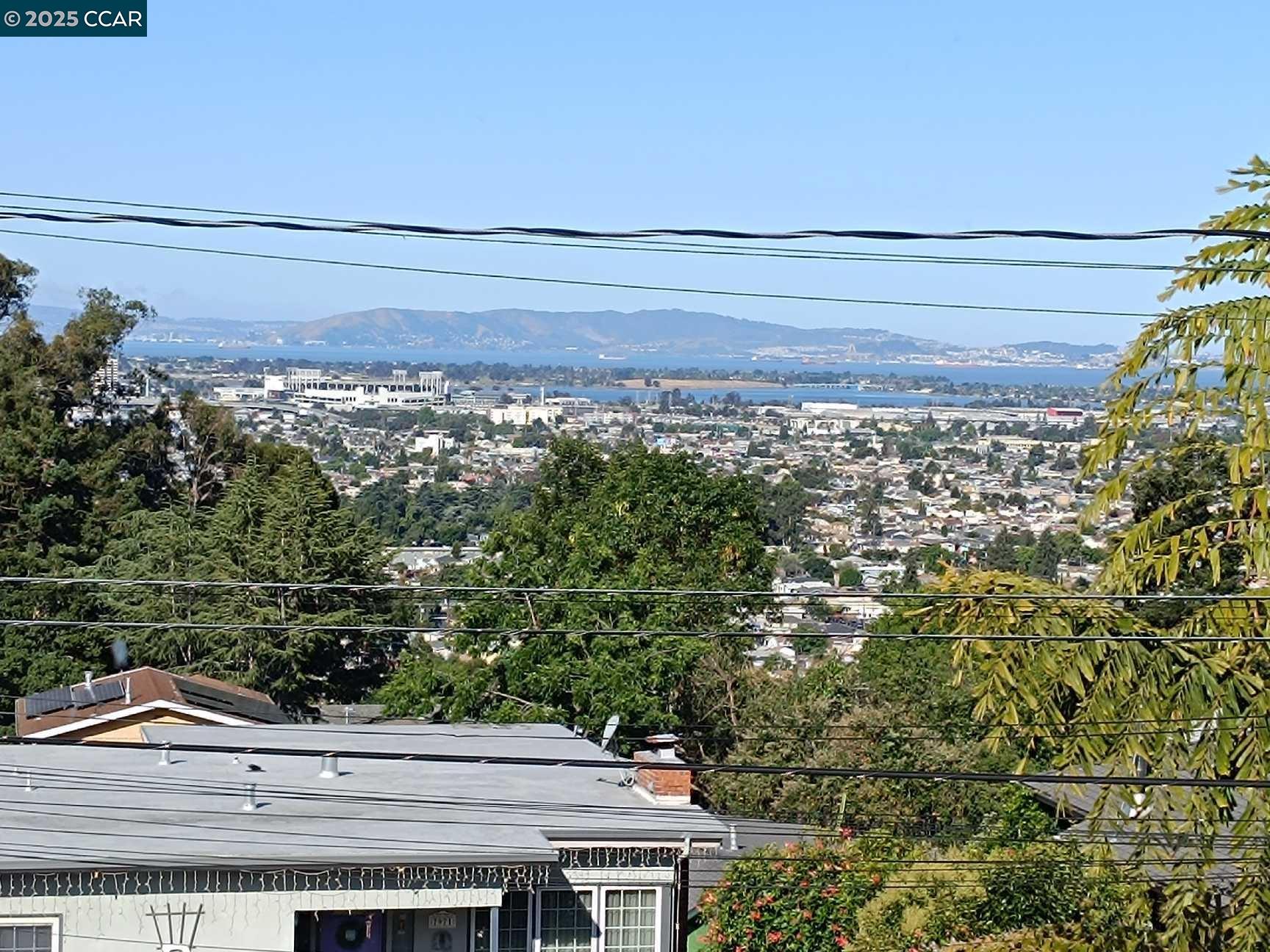 Detail Gallery Image 3 of 42 For 7968 Michigan Ave, Oakland,  CA 94605 - 3 Beds | 2 Baths