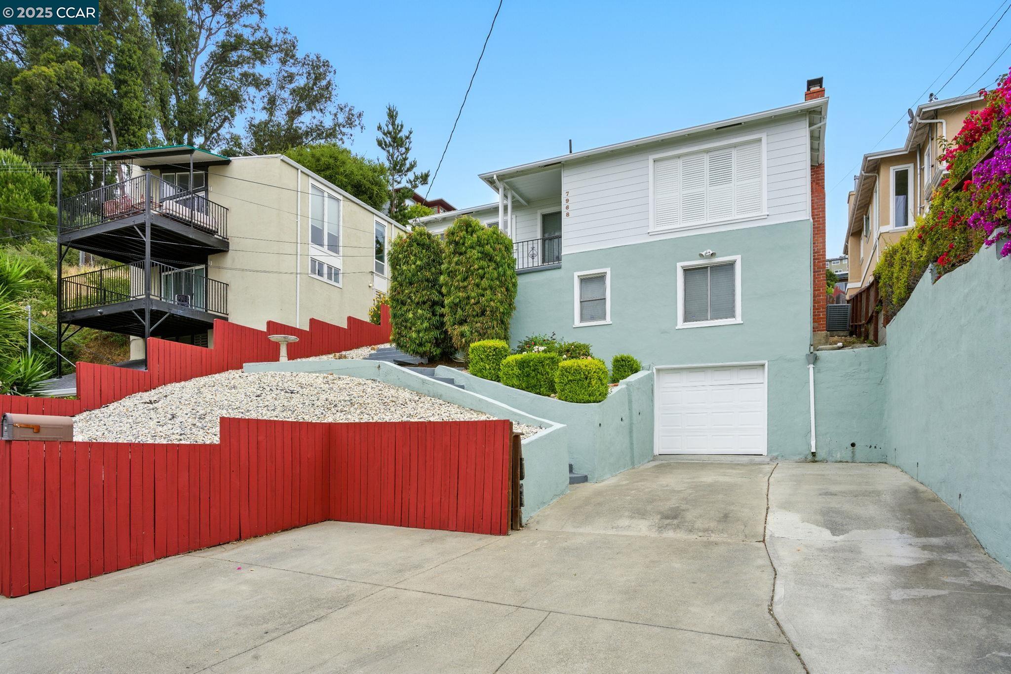 Detail Gallery Image 4 of 42 For 7968 Michigan Ave, Oakland,  CA 94605 - 3 Beds | 2 Baths