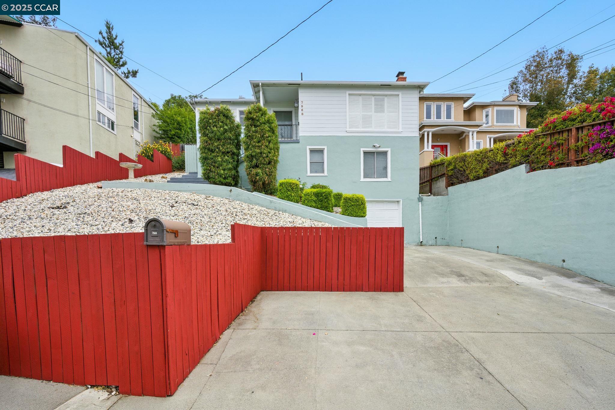 Detail Gallery Image 5 of 42 For 7968 Michigan Ave, Oakland,  CA 94605 - 3 Beds | 2 Baths