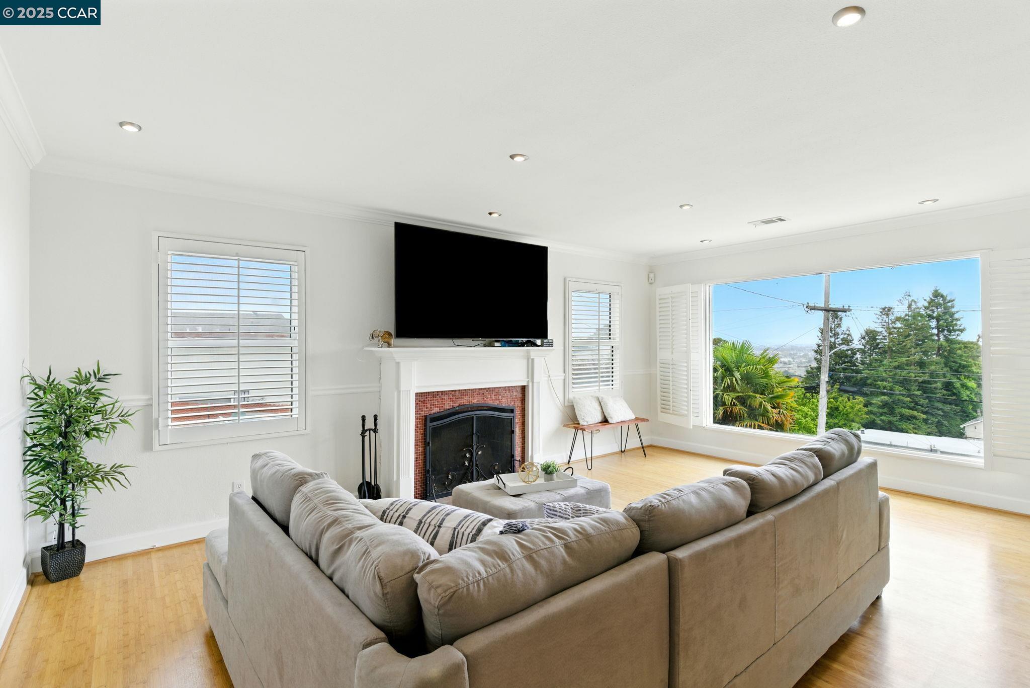Detail Gallery Image 8 of 42 For 7968 Michigan Ave, Oakland,  CA 94605 - 3 Beds | 2 Baths