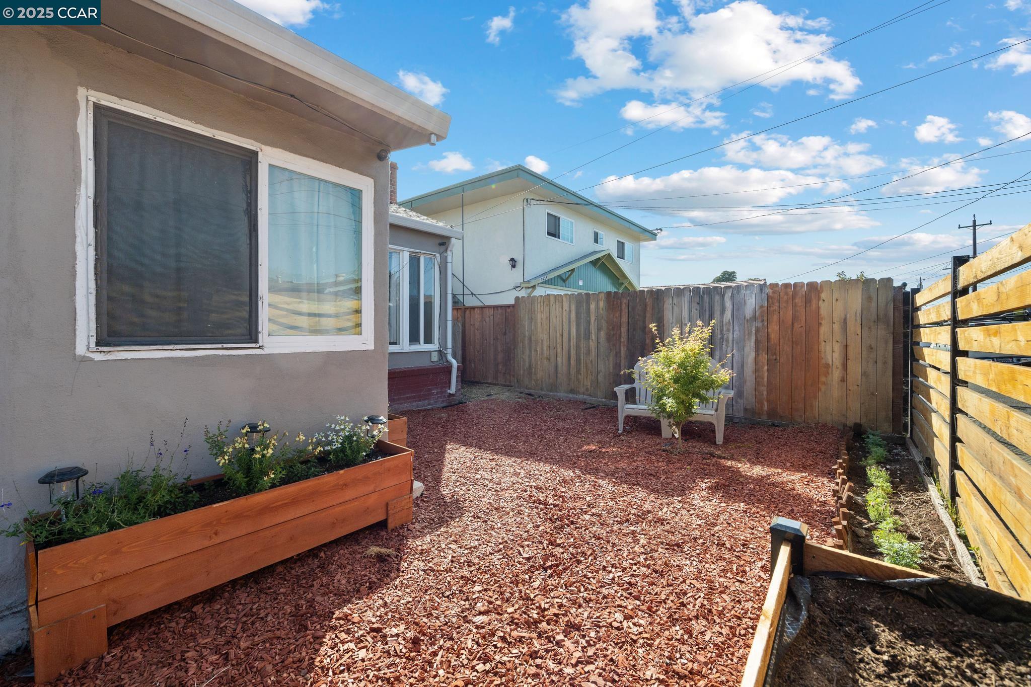 Detail Gallery Image 2 of 39 For 7447 Lockwood St, Oakland,  CA 94621 - 3 Beds | 1/2 Baths