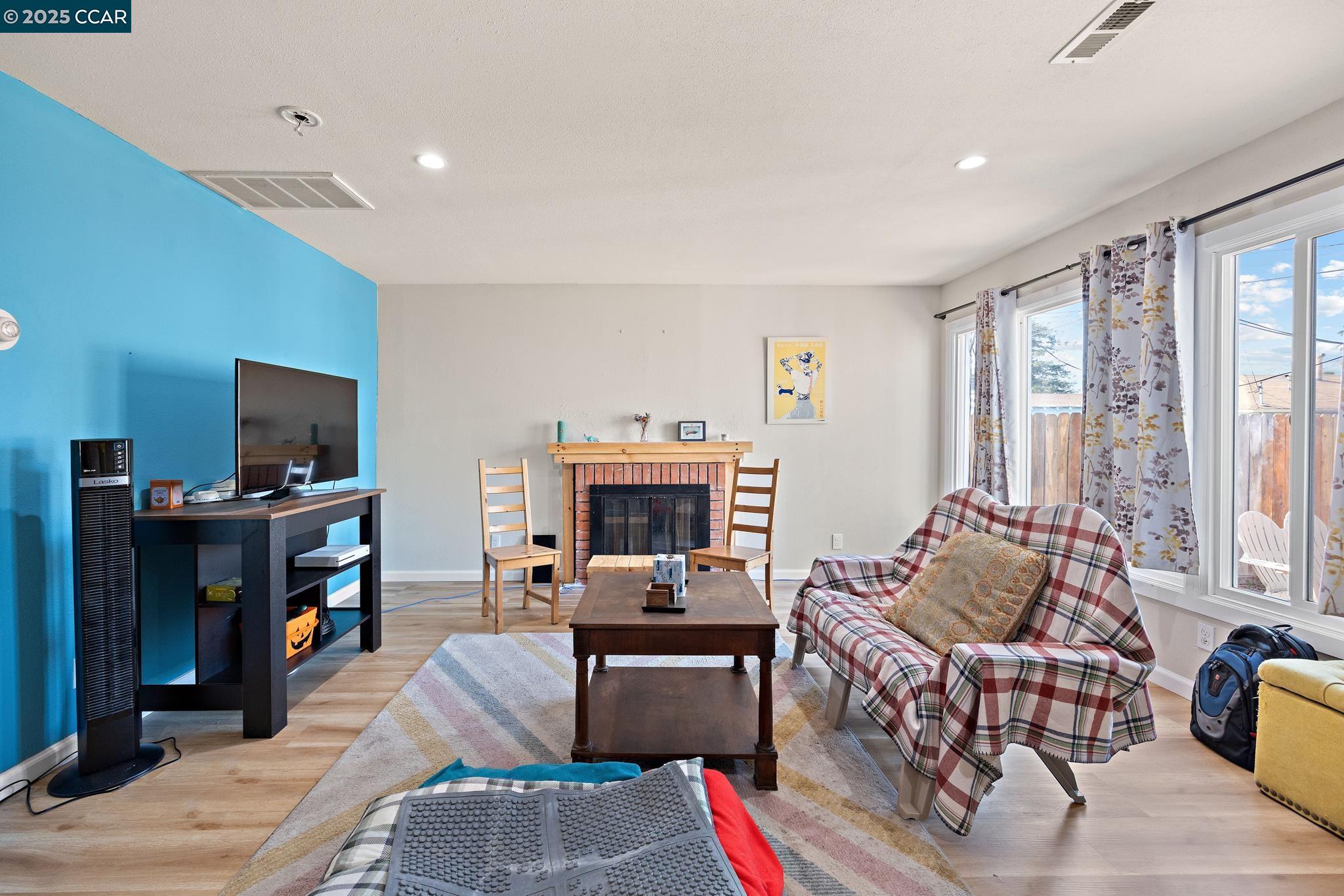 Detail Gallery Image 11 of 39 For 7447 Lockwood St, Oakland,  CA 94621 - 3 Beds | 1/2 Baths