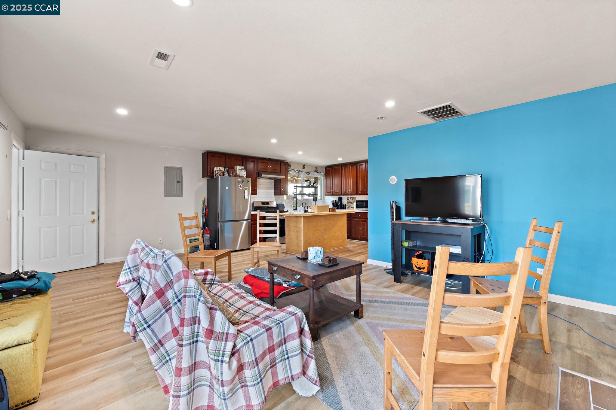 Detail Gallery Image 12 of 39 For 7447 Lockwood St, Oakland,  CA 94621 - 3 Beds | 1/2 Baths
