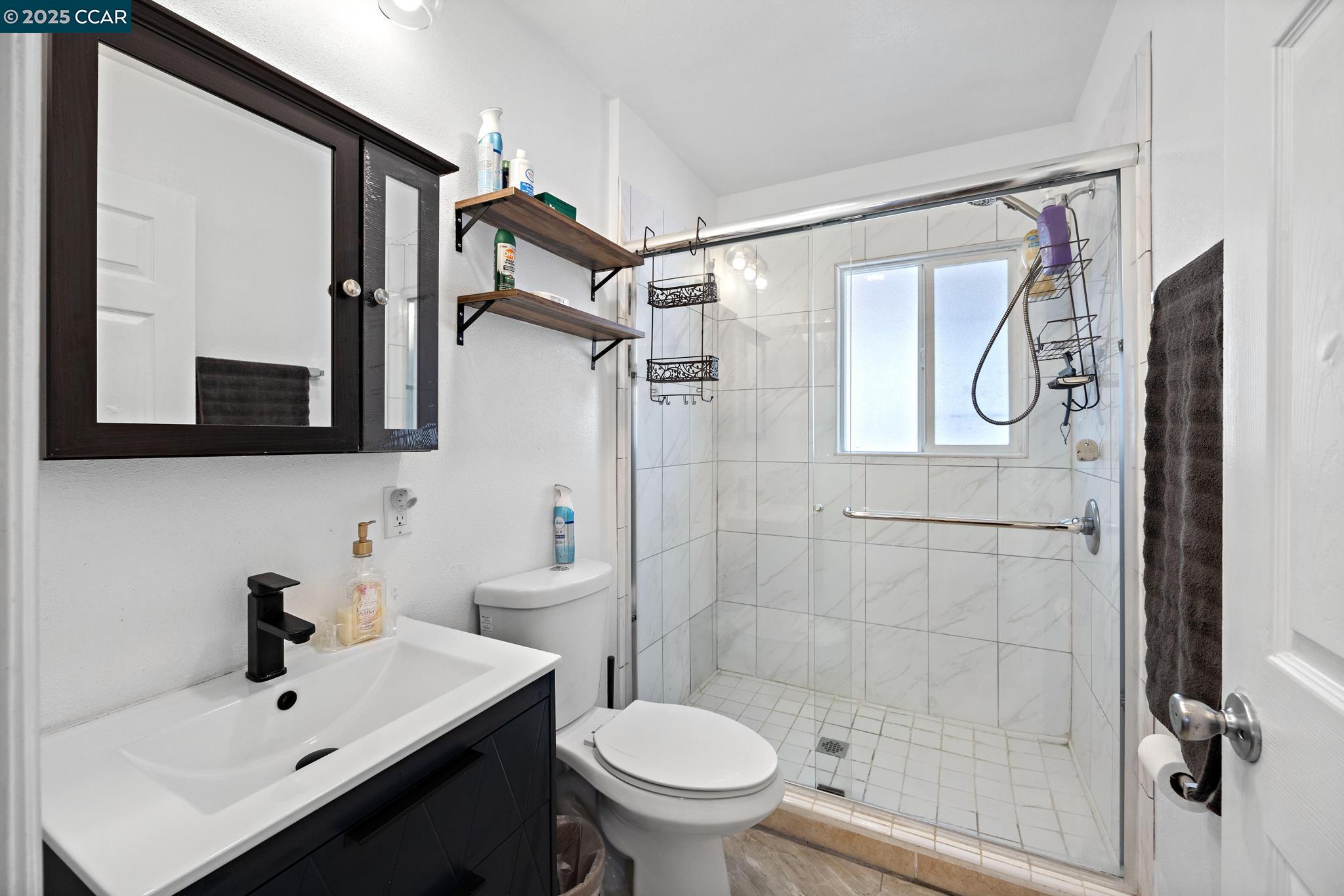Detail Gallery Image 14 of 39 For 7447 Lockwood St, Oakland,  CA 94621 - 3 Beds | 1/2 Baths