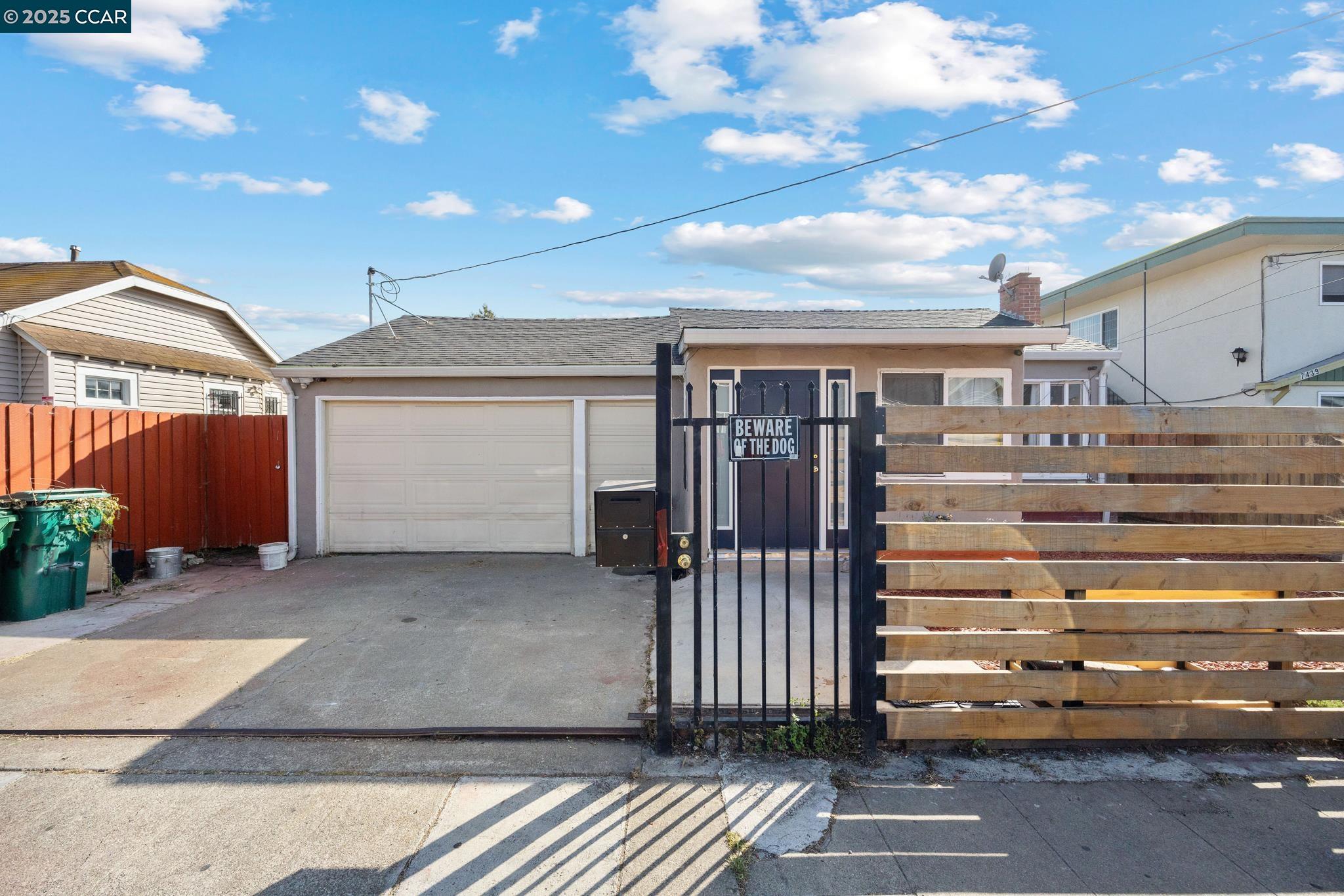 Detail Gallery Image 3 of 39 For 7447 Lockwood St, Oakland,  CA 94621 - 3 Beds | 1/2 Baths
