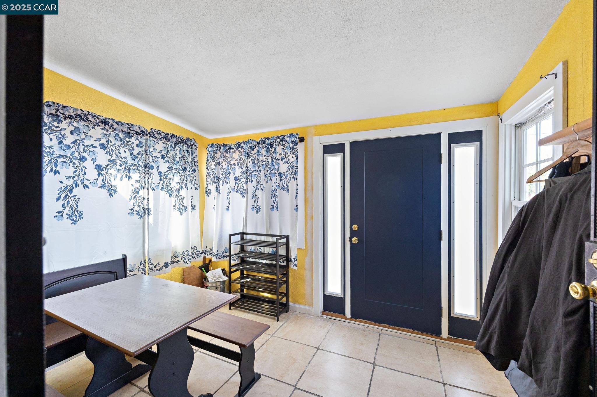 Detail Gallery Image 4 of 39 For 7447 Lockwood St, Oakland,  CA 94621 - 3 Beds | 1/2 Baths