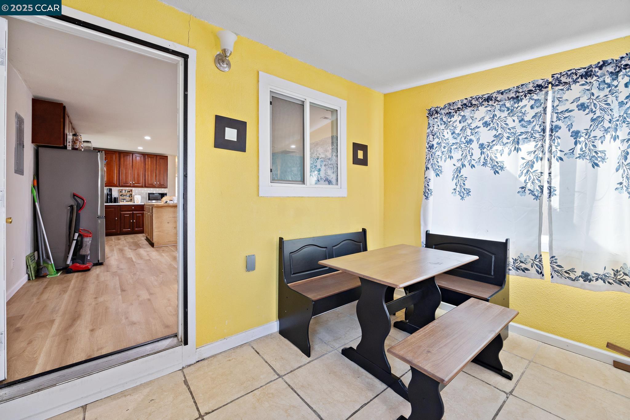 Detail Gallery Image 5 of 39 For 7447 Lockwood St, Oakland,  CA 94621 - 3 Beds | 1/2 Baths