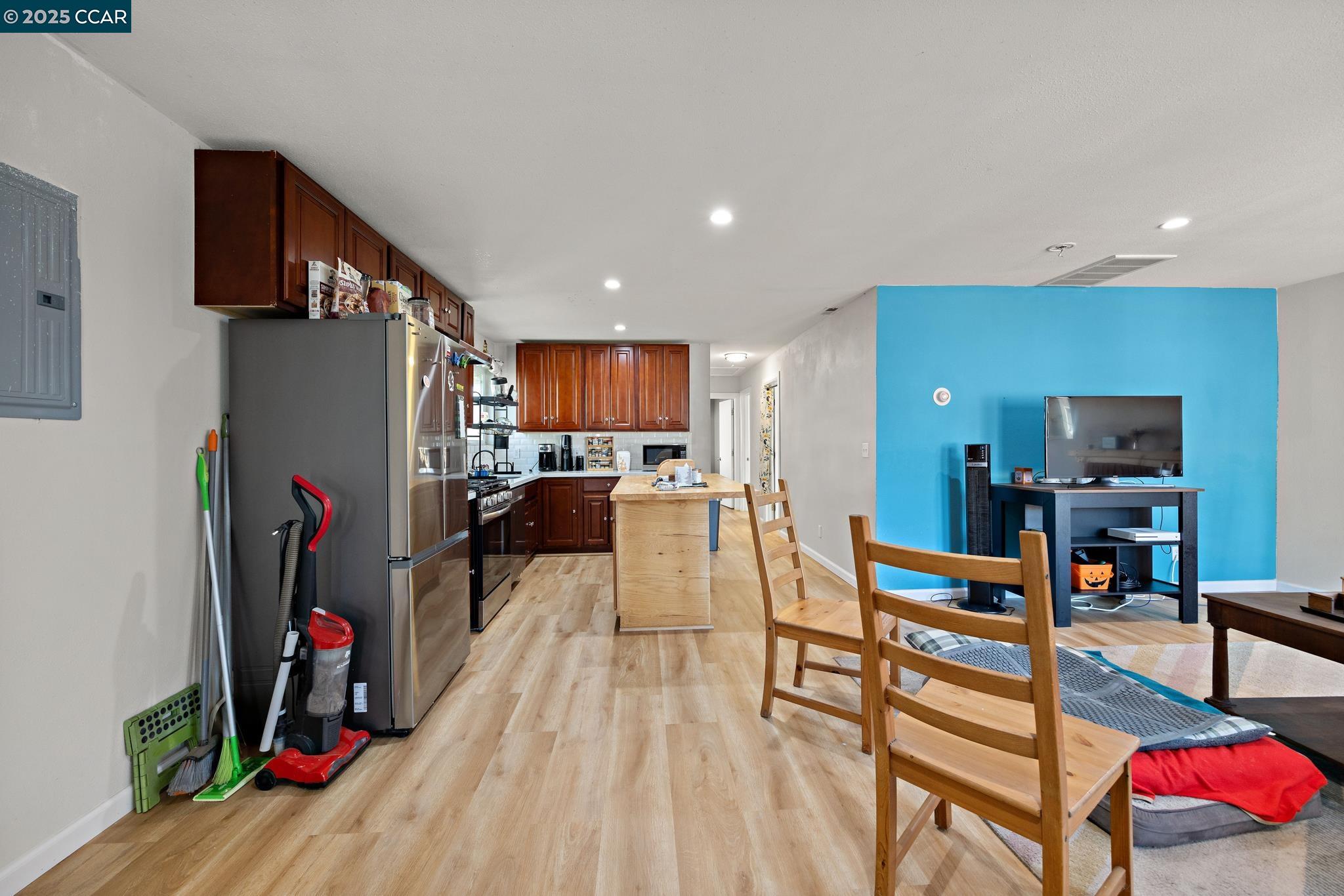 Detail Gallery Image 7 of 39 For 7447 Lockwood St, Oakland,  CA 94621 - 3 Beds | 1/2 Baths