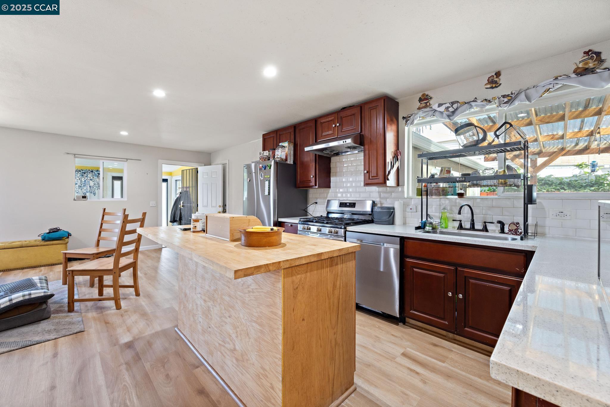 Detail Gallery Image 8 of 39 For 7447 Lockwood St, Oakland,  CA 94621 - 3 Beds | 1/2 Baths
