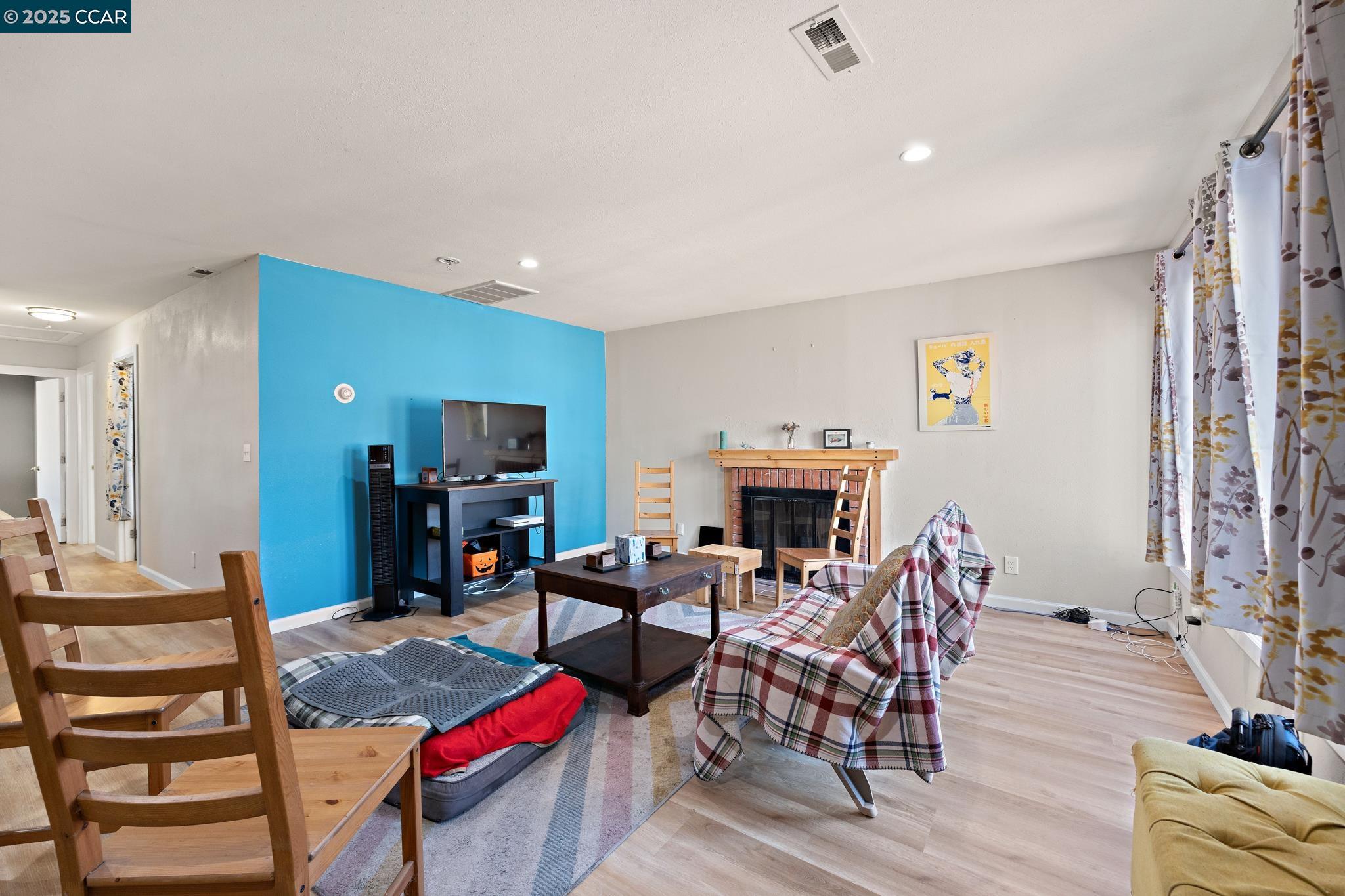 Detail Gallery Image 10 of 39 For 7447 Lockwood St, Oakland,  CA 94621 - 3 Beds | 1/2 Baths