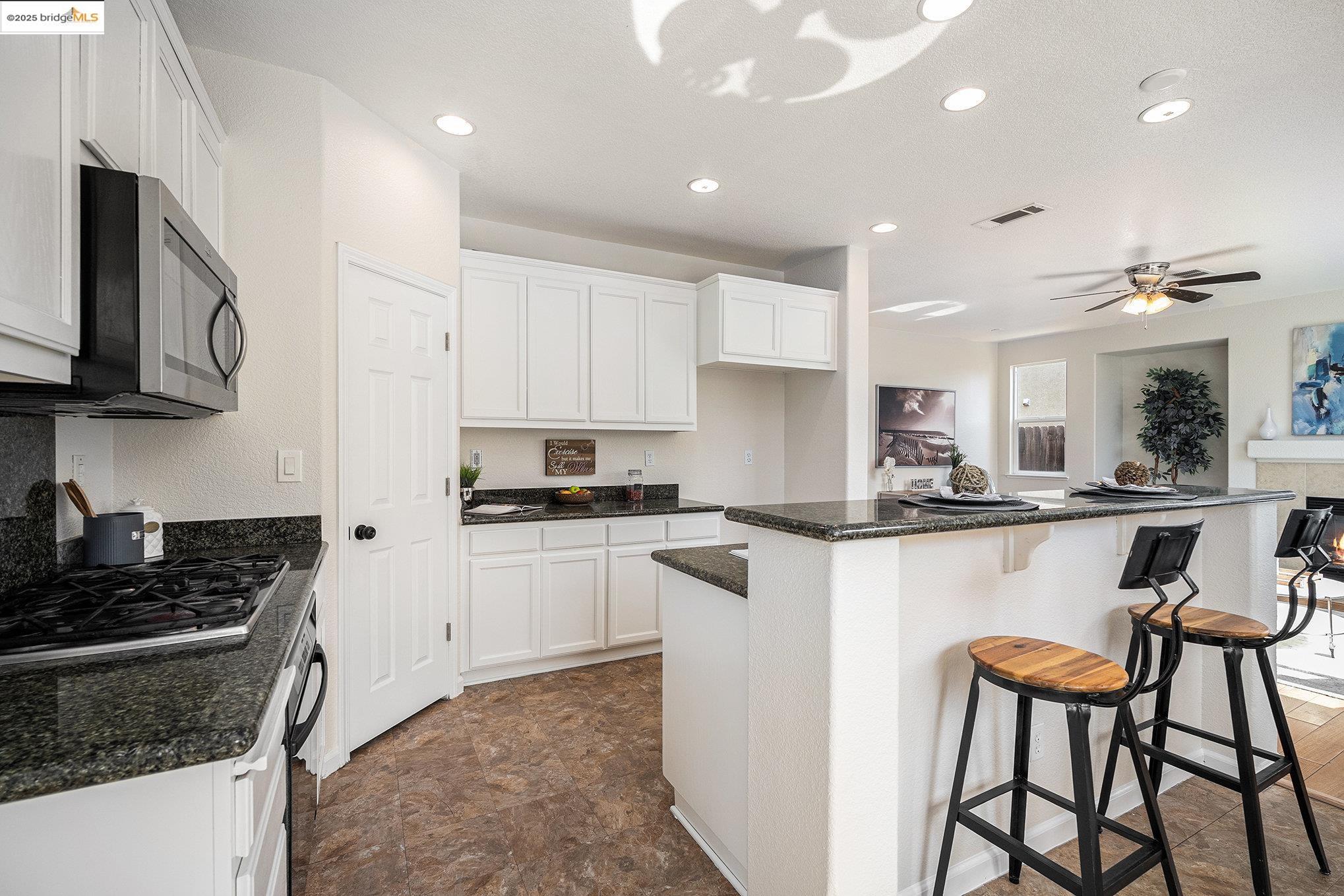 Detail Gallery Image 14 of 39 For 1109 Donatello Way, Oakley,  CA 94561 - 5 Beds | 3 Baths