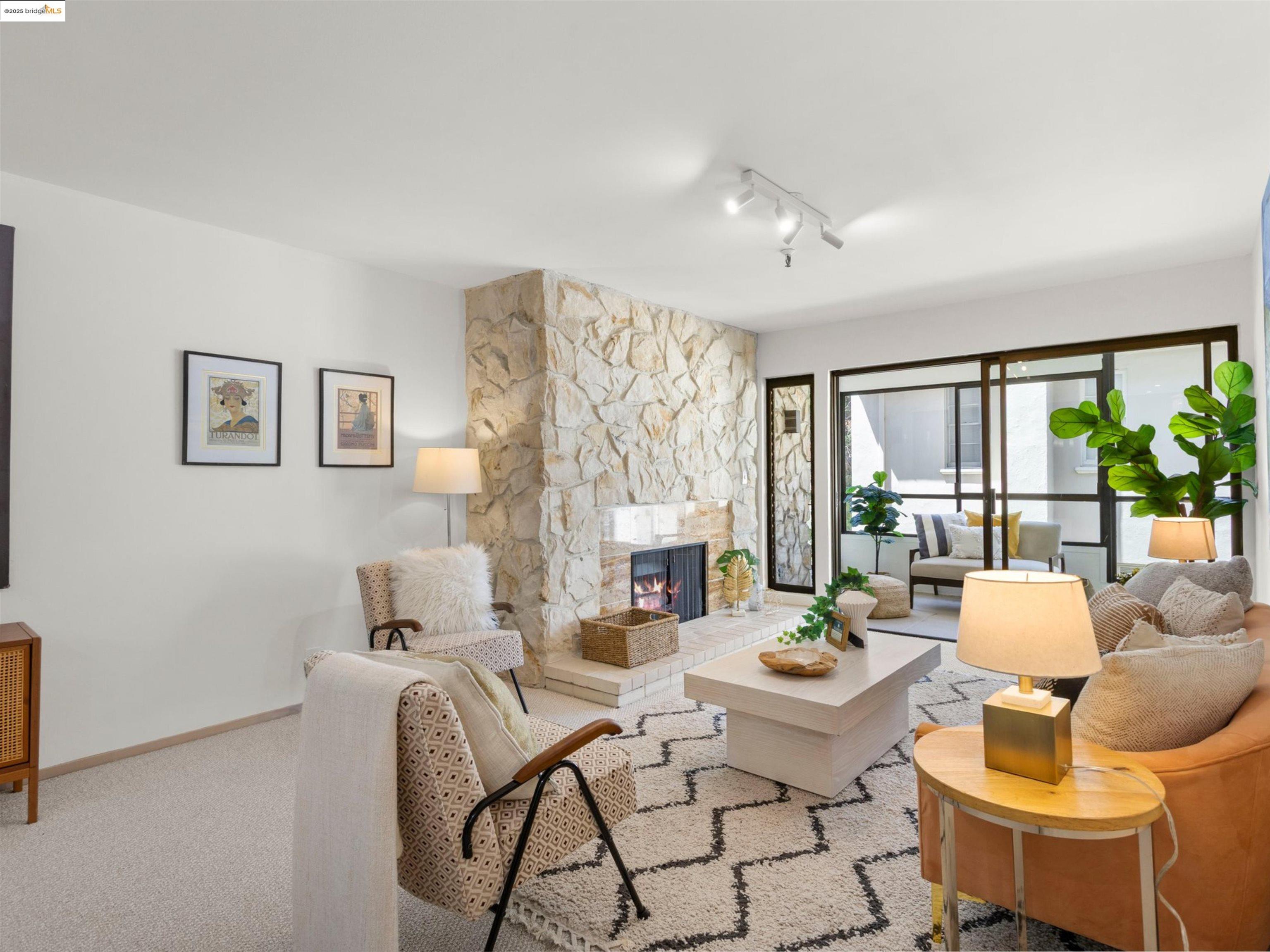 Detail Gallery Image 1 of 1 For 1830 Lakeshore Ave #306,  Oakland,  CA 94606 - 2 Beds | 2 Baths