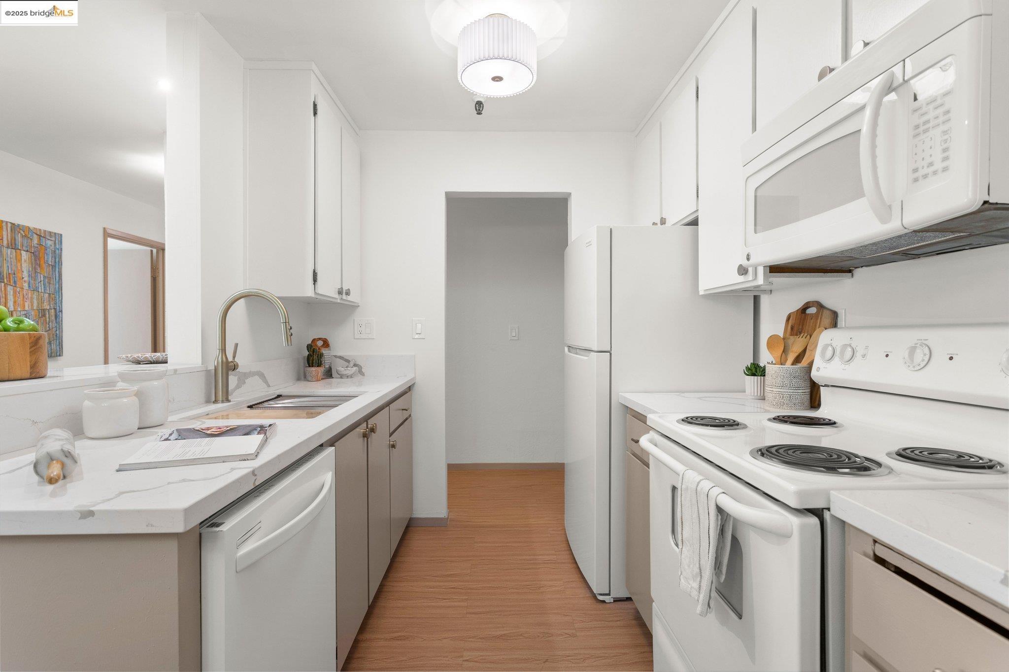 Detail Gallery Image 5 of 50 For 1830 Lakeshore Ave #306,  Oakland,  CA 94606 - 2 Beds | 2 Baths