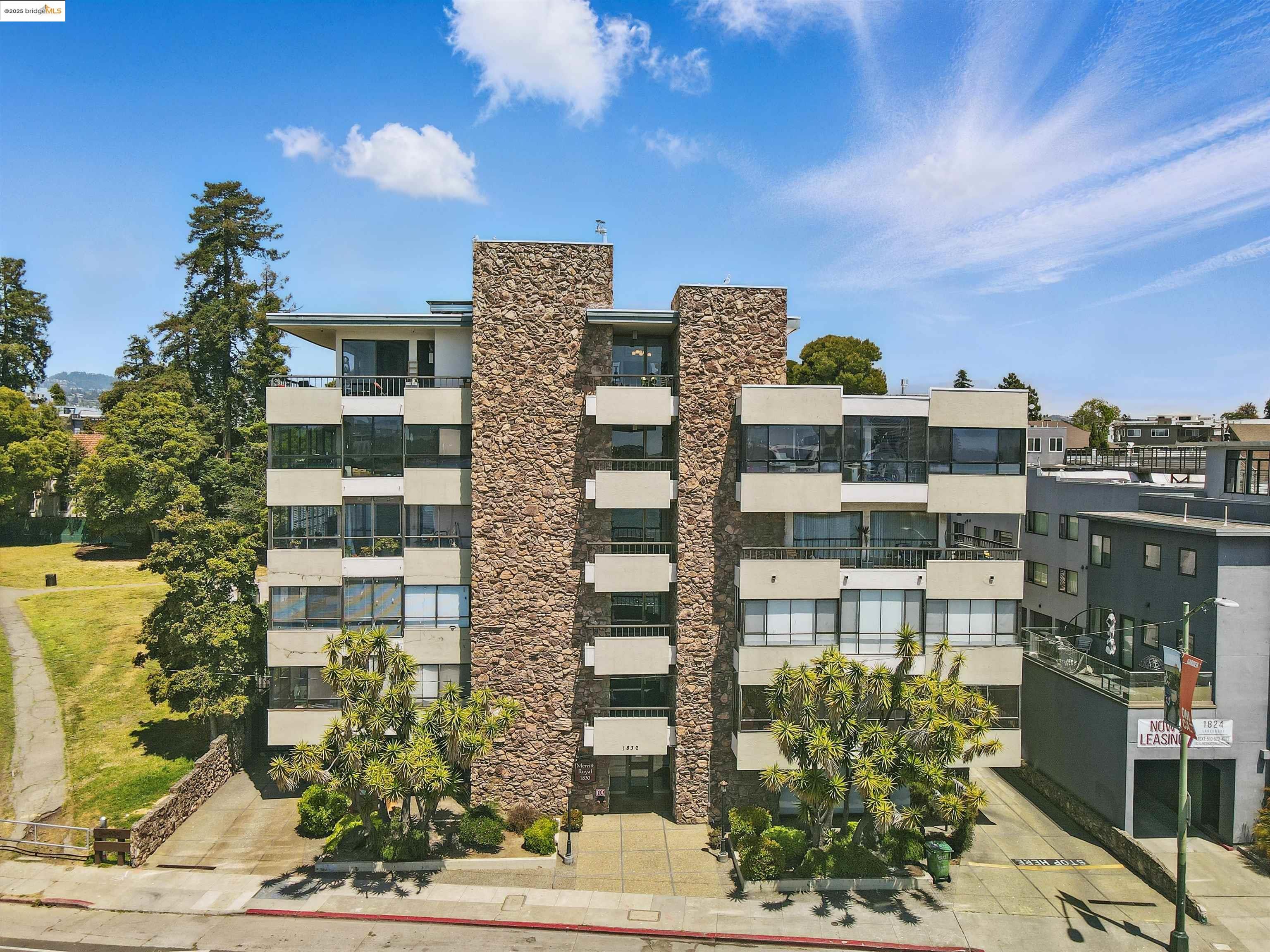 Detail Gallery Image 10 of 50 For 1830 Lakeshore Ave #306,  Oakland,  CA 94606 - 2 Beds | 2 Baths