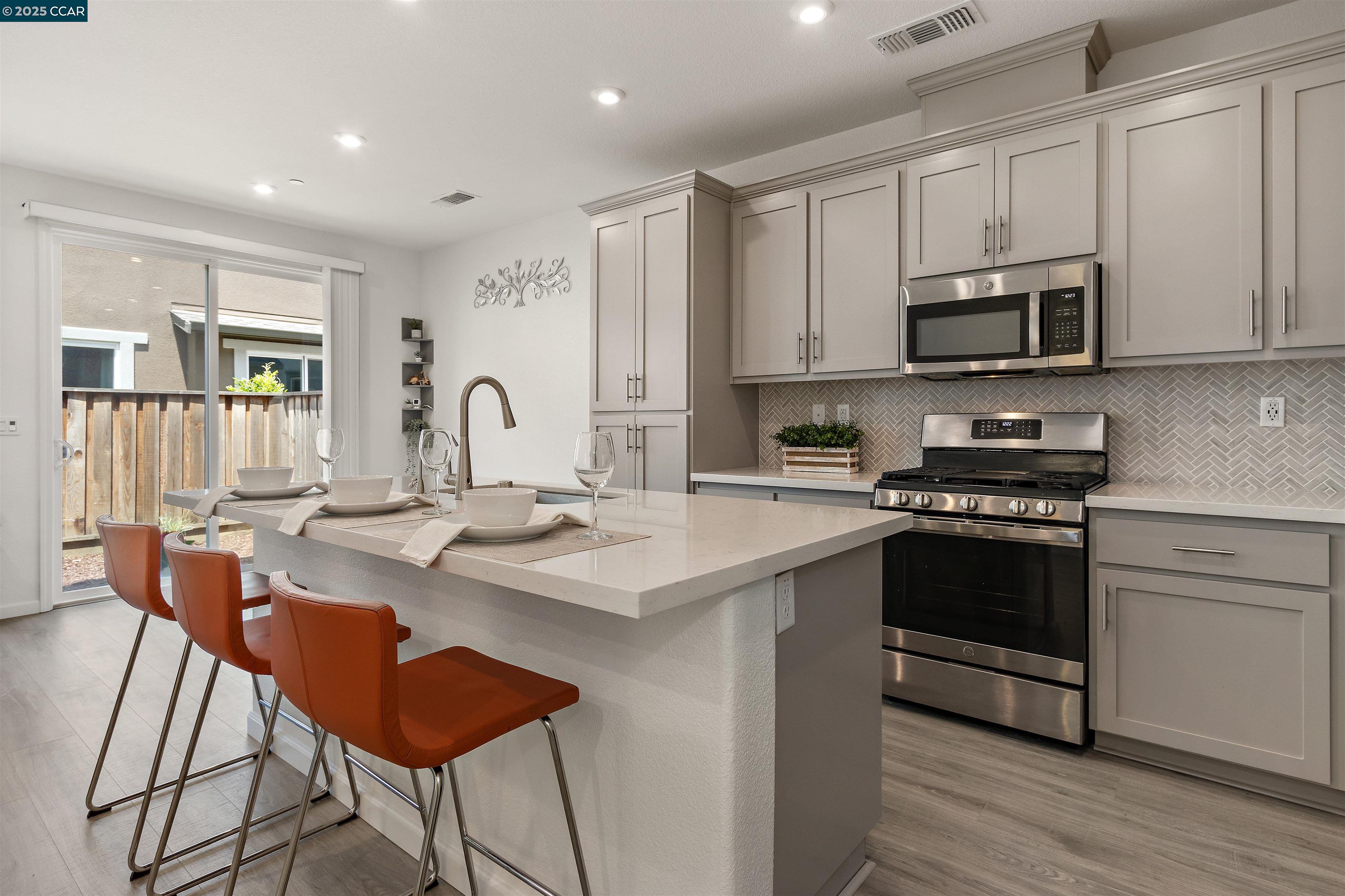 Detail Gallery Image 11 of 48 For 28 Springbrook Ln, Pittsburg,  CA 94565 - 3 Beds | 2/1 Baths