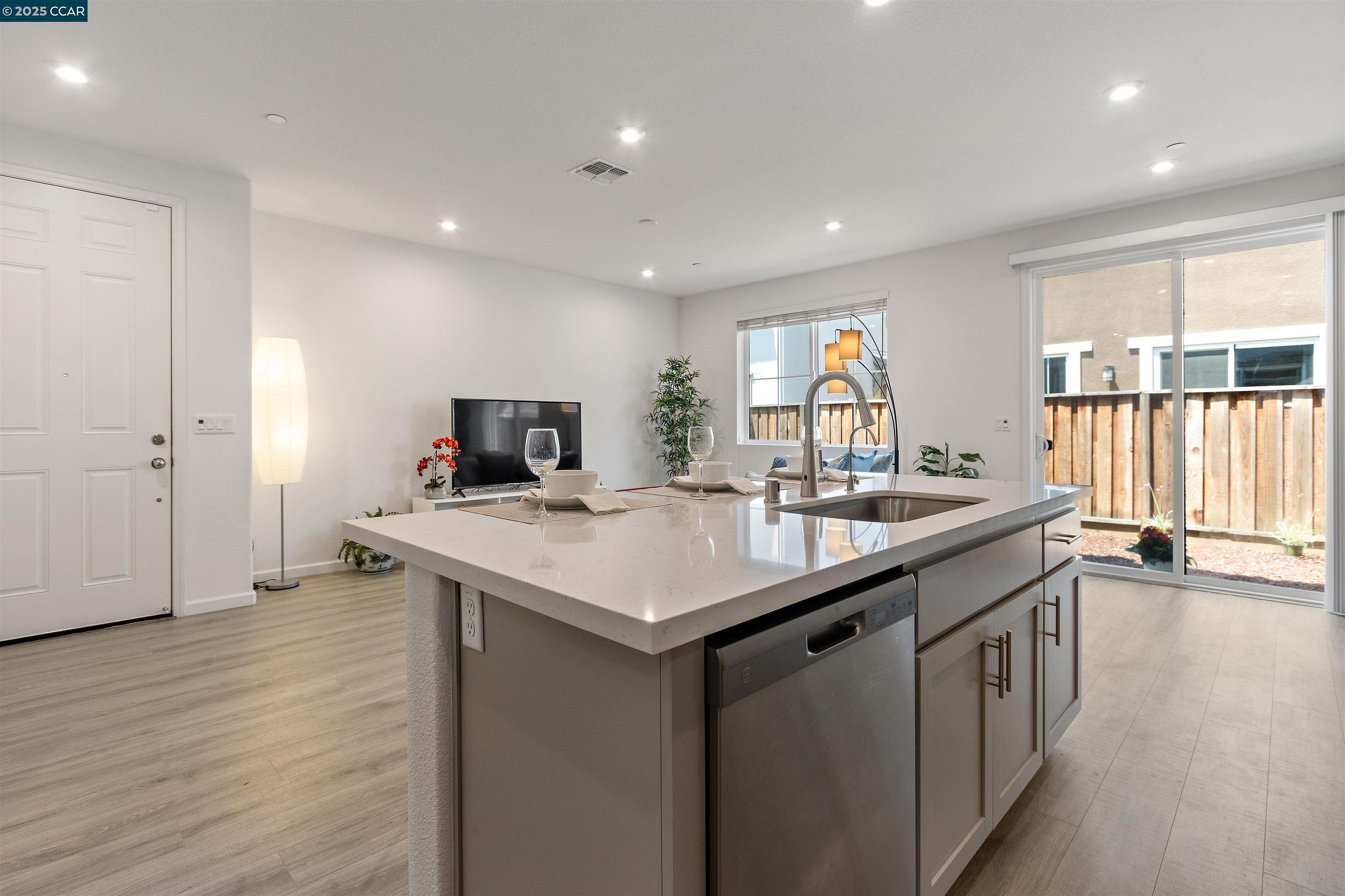 Detail Gallery Image 12 of 48 For 28 Springbrook Ln, Pittsburg,  CA 94565 - 3 Beds | 2/1 Baths