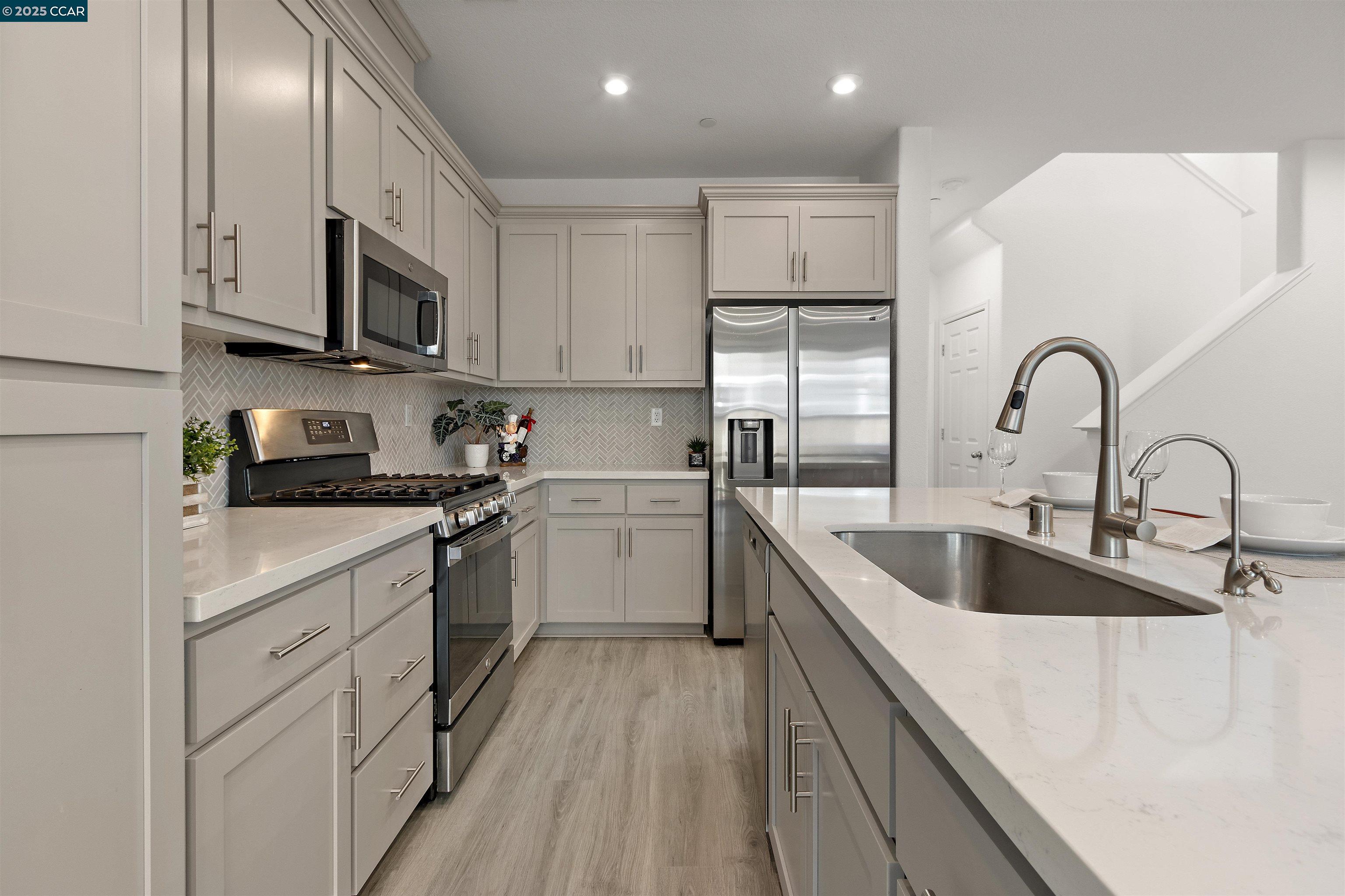 Detail Gallery Image 13 of 48 For 28 Springbrook Ln, Pittsburg,  CA 94565 - 3 Beds | 2/1 Baths