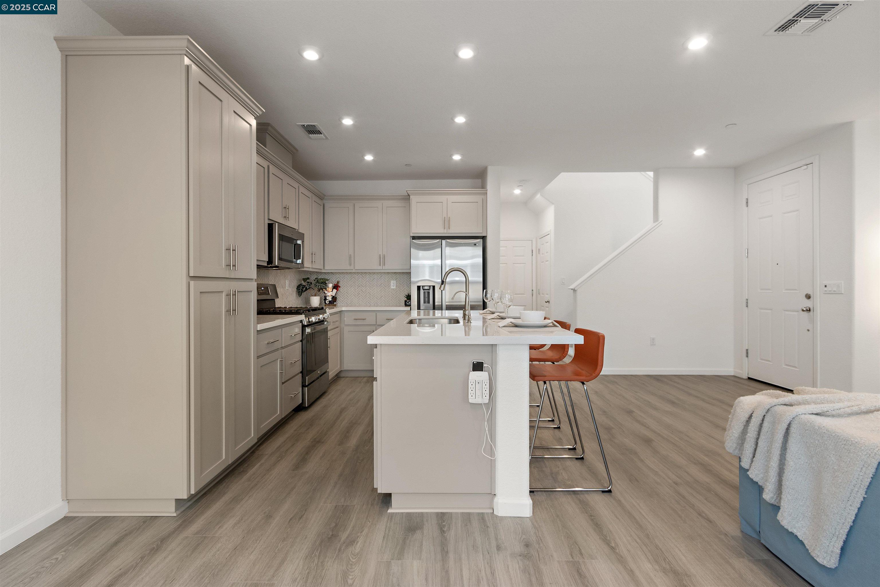 Detail Gallery Image 14 of 48 For 28 Springbrook Ln, Pittsburg,  CA 94565 - 3 Beds | 2/1 Baths