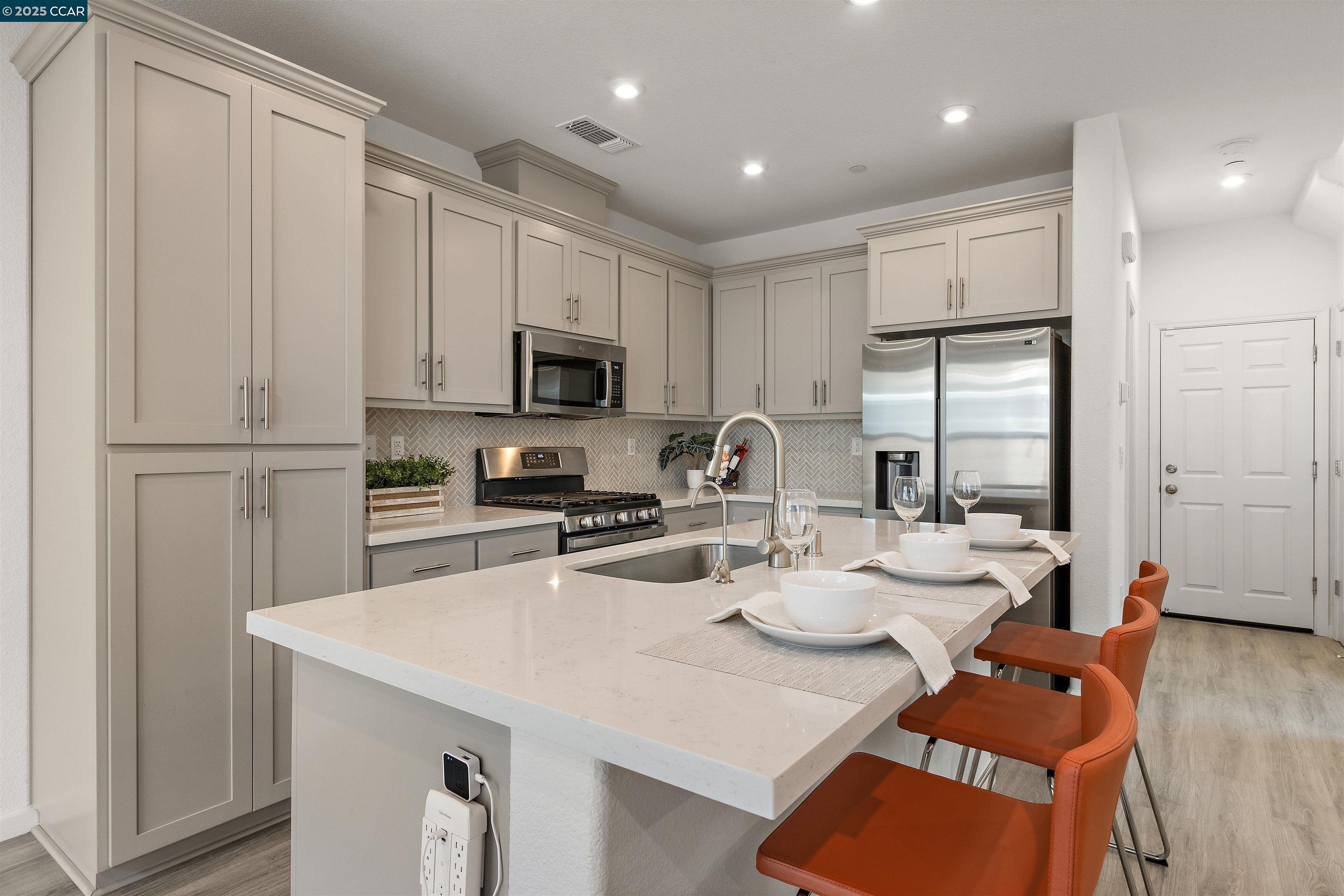 Detail Gallery Image 15 of 48 For 28 Springbrook Ln, Pittsburg,  CA 94565 - 3 Beds | 2/1 Baths