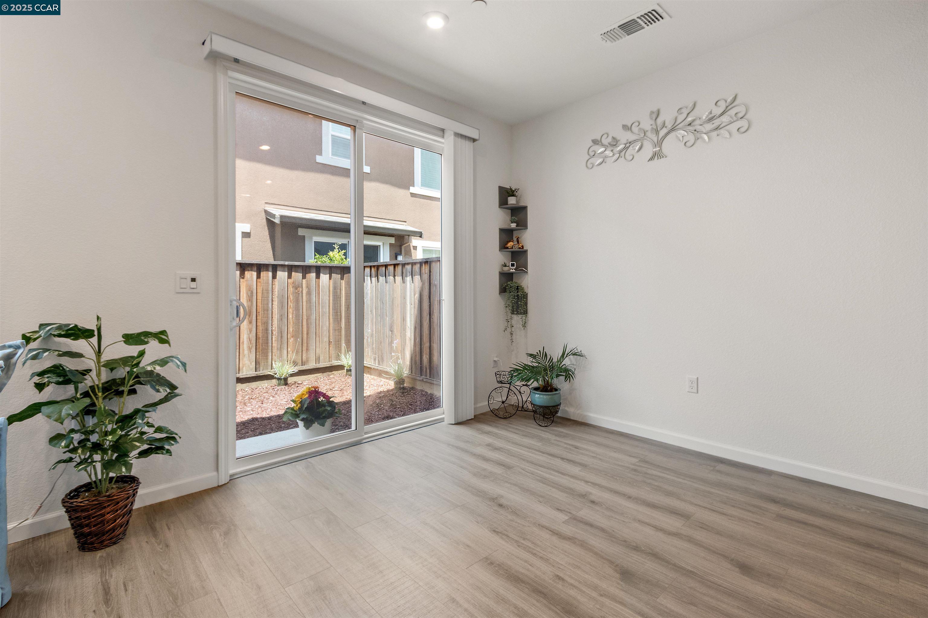 Detail Gallery Image 17 of 48 For 28 Springbrook Ln, Pittsburg,  CA 94565 - 3 Beds | 2/1 Baths