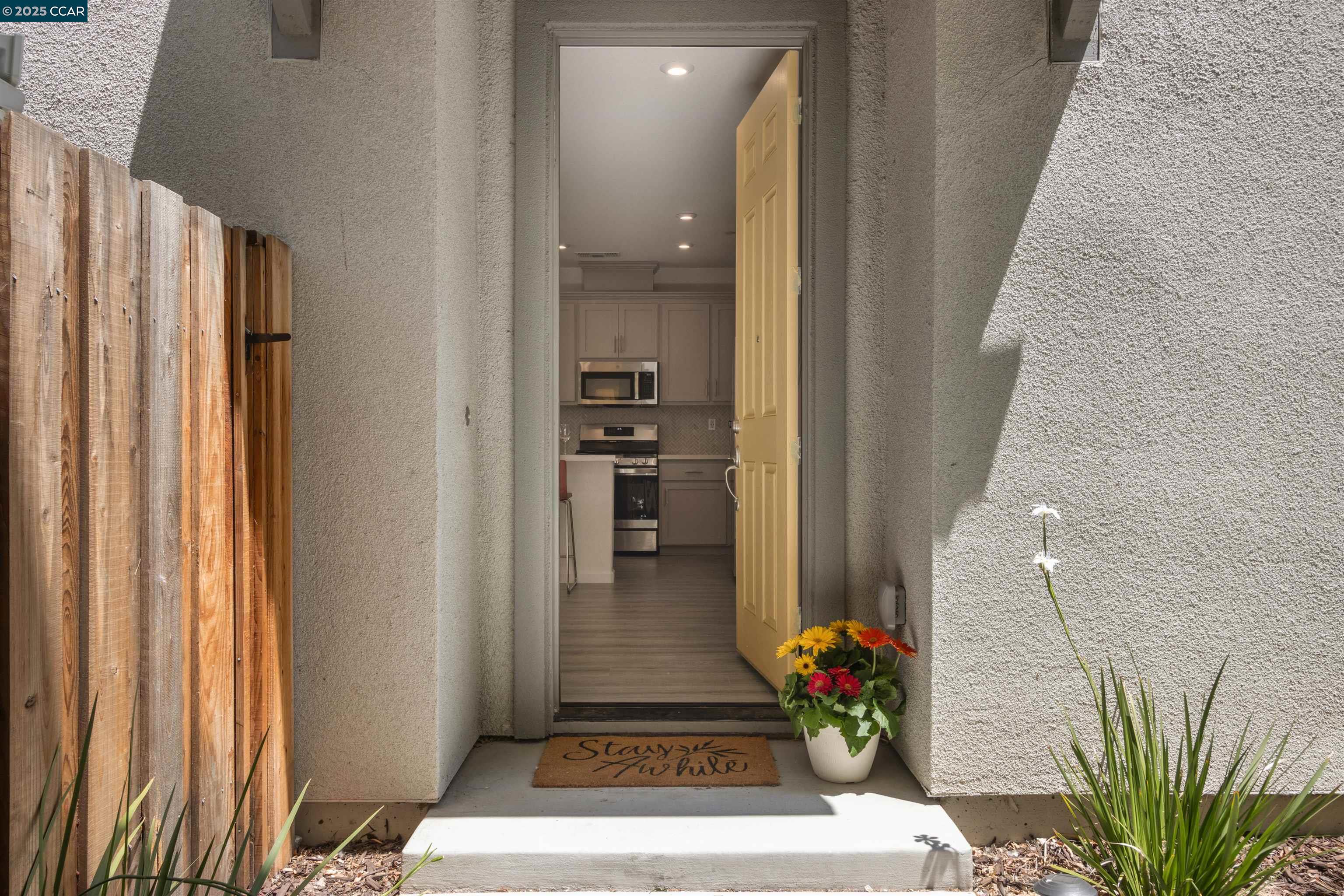 Detail Gallery Image 5 of 48 For 28 Springbrook Ln, Pittsburg,  CA 94565 - 3 Beds | 2/1 Baths