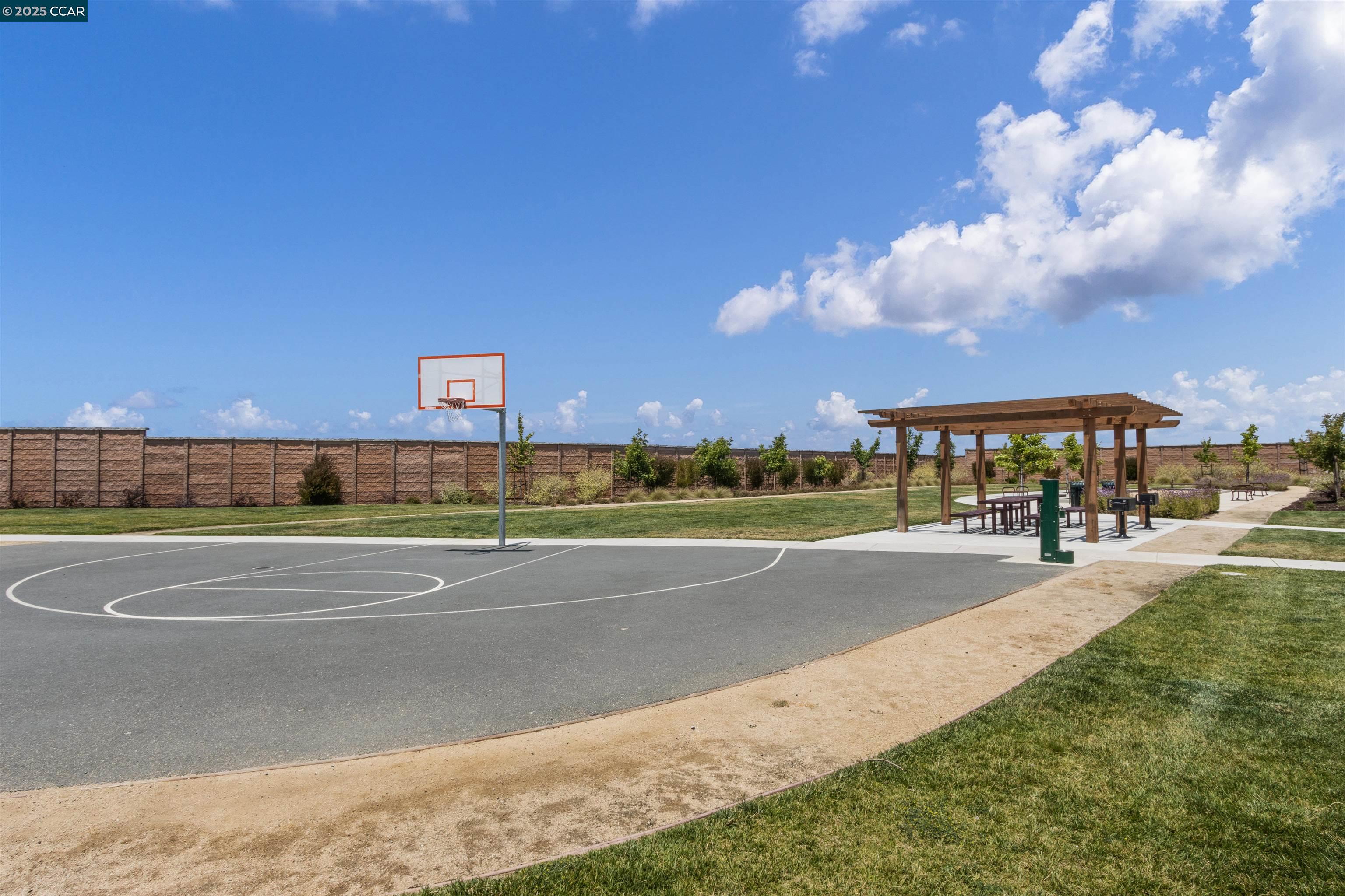 Detail Gallery Image 42 of 48 For 28 Springbrook Ln, Pittsburg,  CA 94565 - 3 Beds | 2/1 Baths