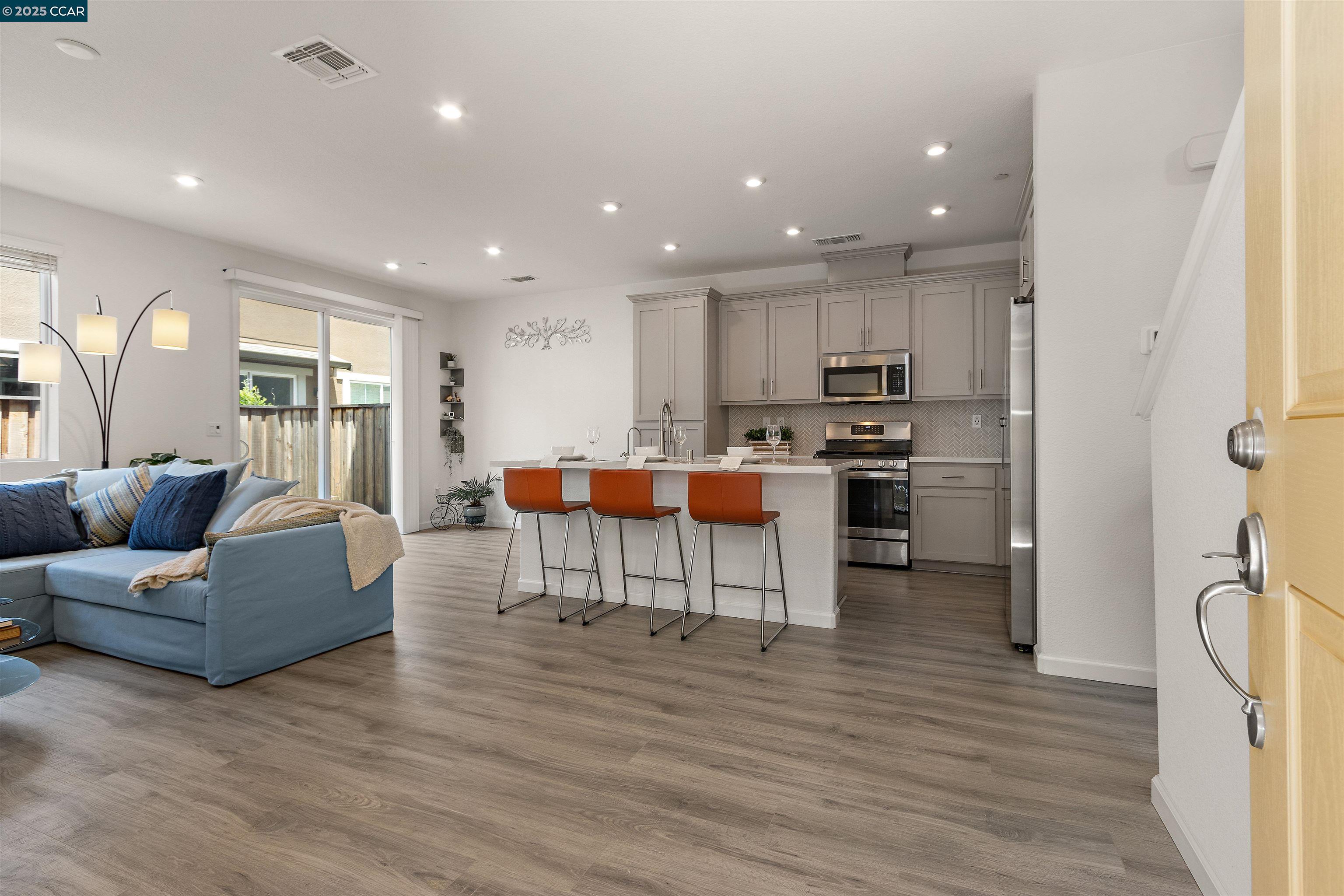 Detail Gallery Image 6 of 48 For 28 Springbrook Ln, Pittsburg,  CA 94565 - 3 Beds | 2/1 Baths