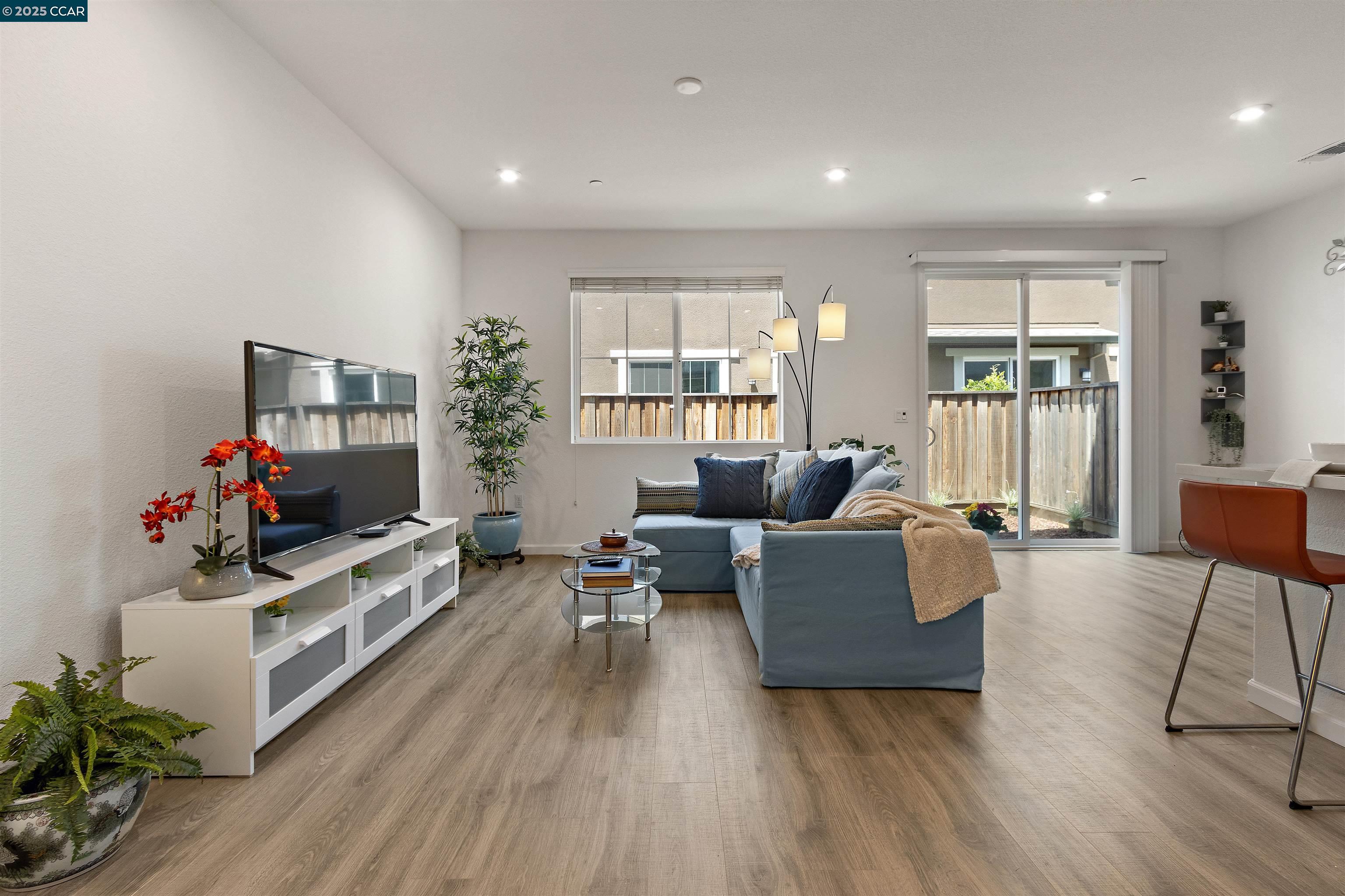 Detail Gallery Image 7 of 48 For 28 Springbrook Ln, Pittsburg,  CA 94565 - 3 Beds | 2/1 Baths