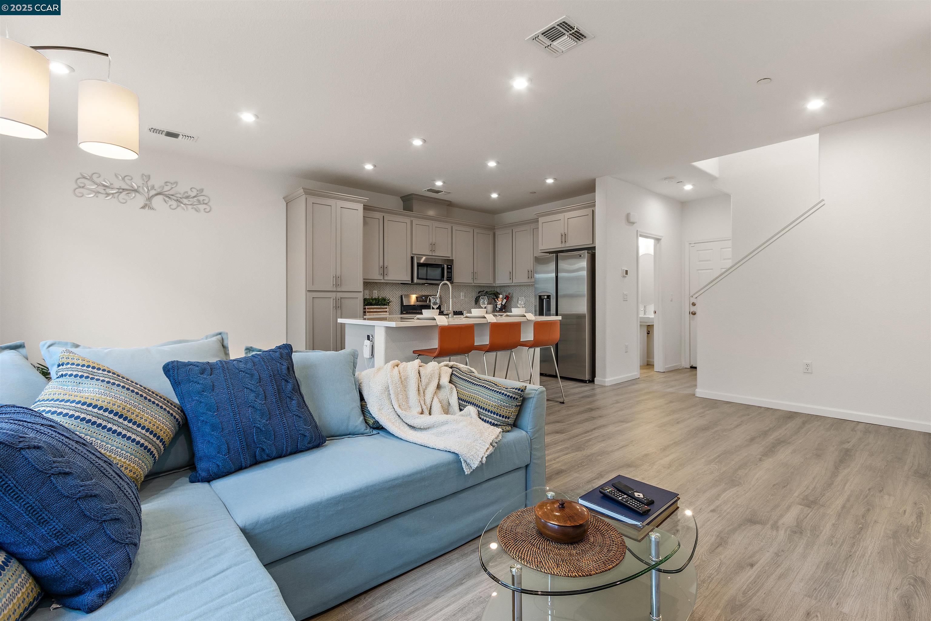 Detail Gallery Image 10 of 48 For 28 Springbrook Ln, Pittsburg,  CA 94565 - 3 Beds | 2/1 Baths