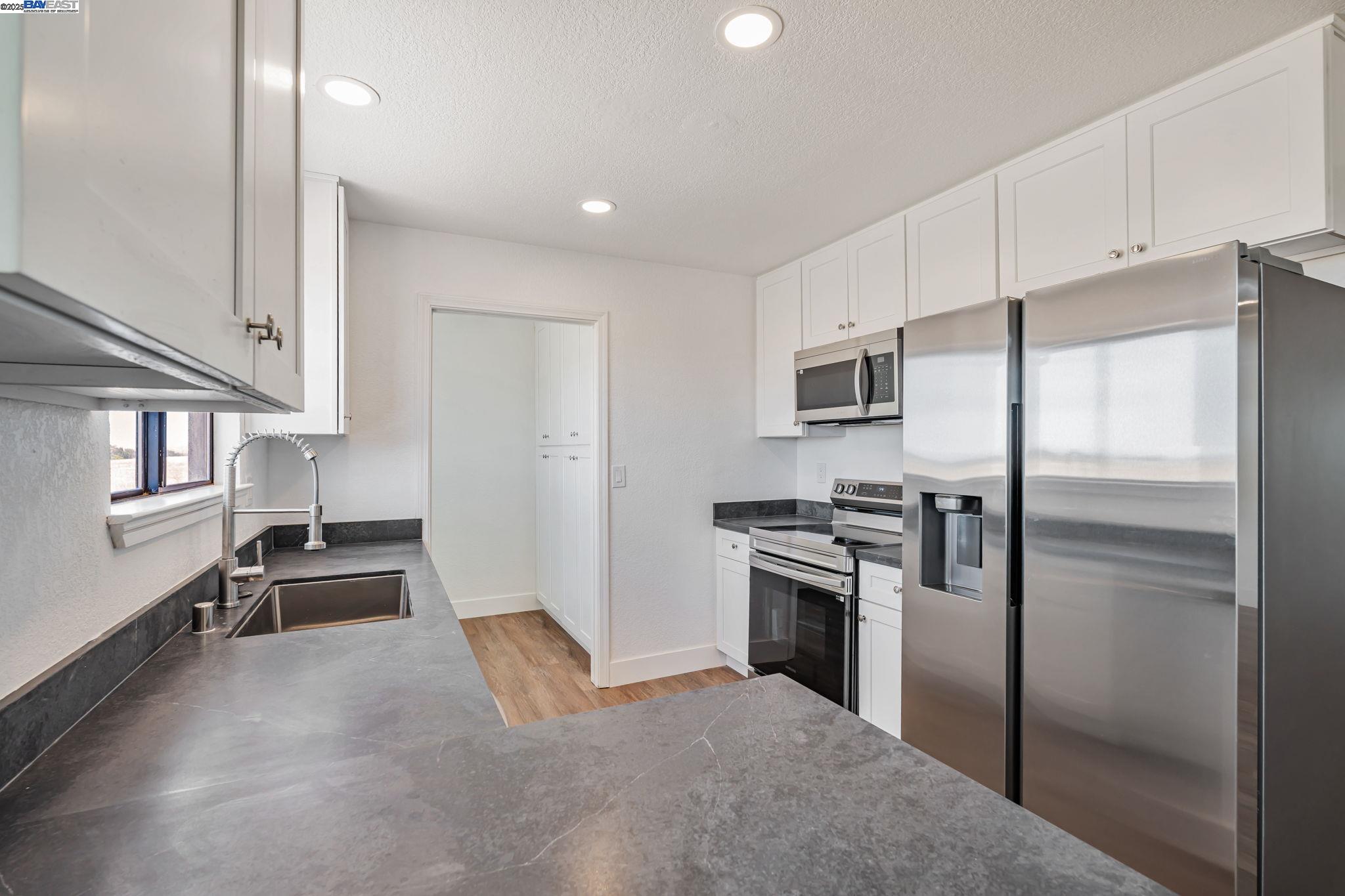 Detail Gallery Image 8 of 13 For 29950 E Highway 26, Linden,  CA 95236 - 3 Beds | 2 Baths