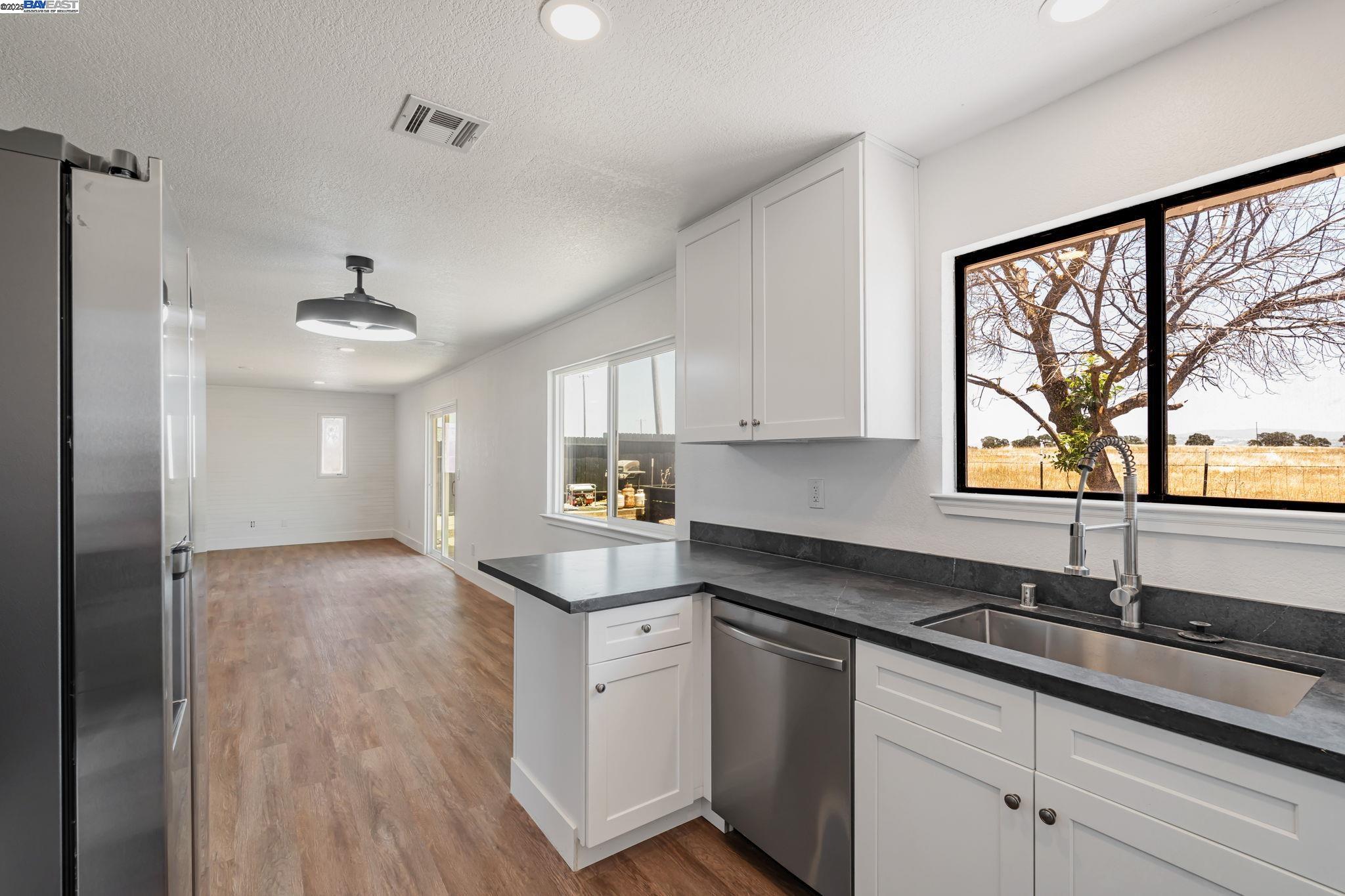 Detail Gallery Image 9 of 13 For 29950 E Highway 26, Linden,  CA 95236 - 3 Beds | 2 Baths