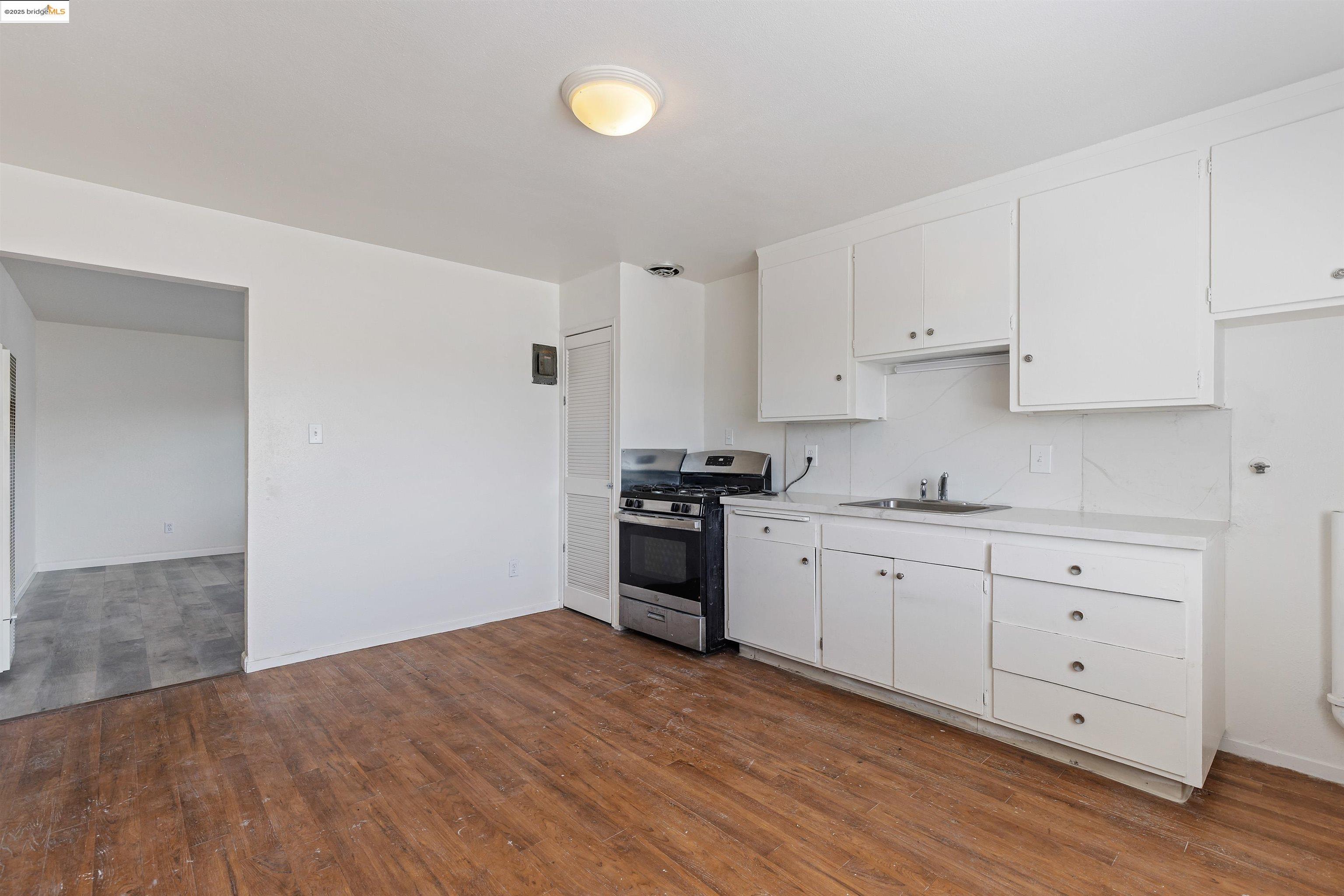 Detail Gallery Image 12 of 26 For 9918 Walnut St, Oakland,  CA 94603 - – Beds | – Baths