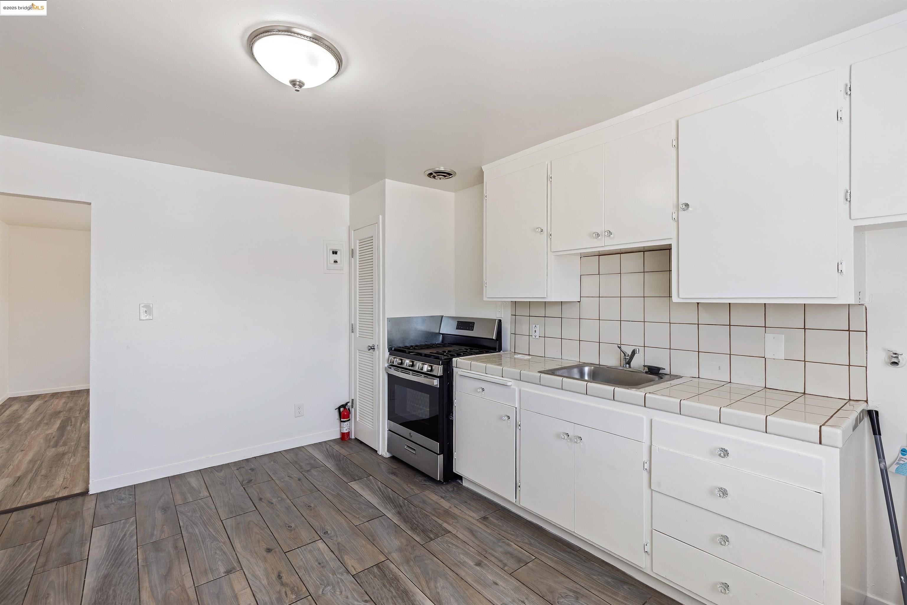 Detail Gallery Image 20 of 26 For 9918 Walnut St, Oakland,  CA 94603 - – Beds | – Baths
