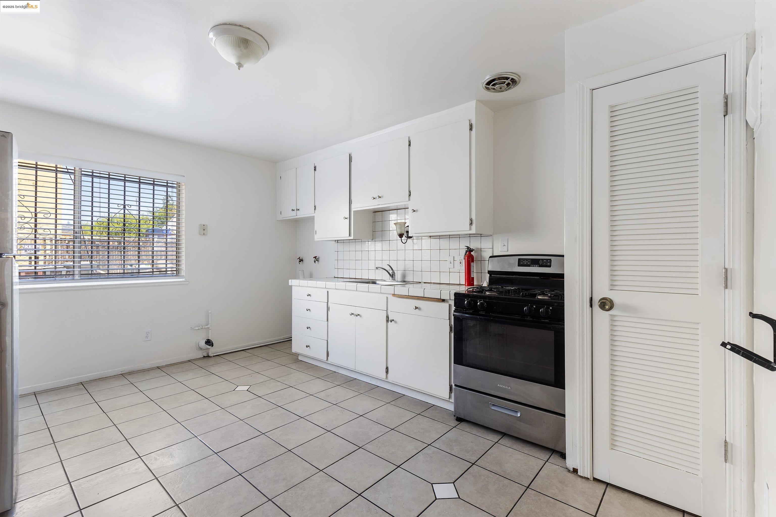 Detail Gallery Image 3 of 26 For 9918 Walnut St, Oakland,  CA 94603 - – Beds | – Baths