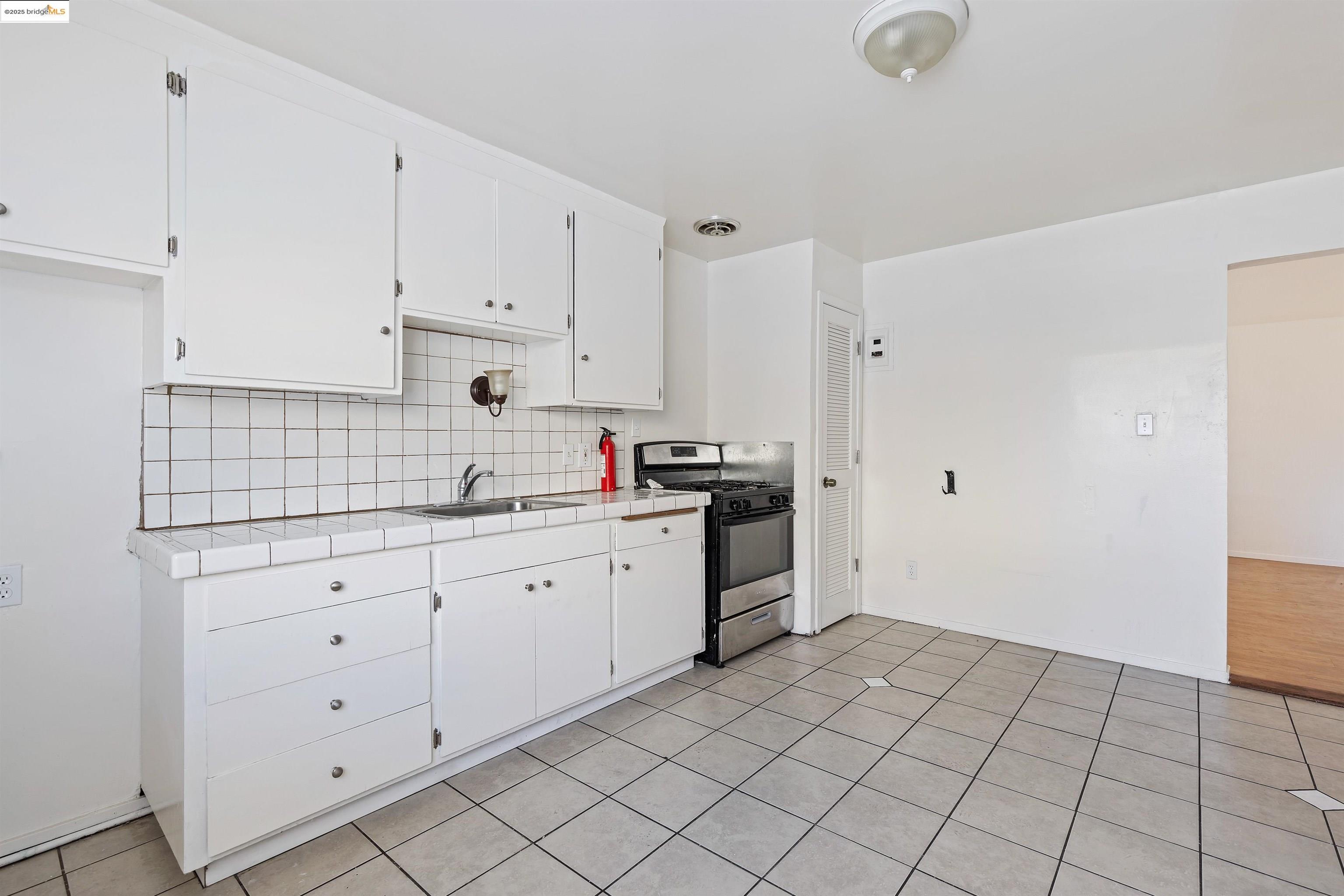 Detail Gallery Image 4 of 26 For 9918 Walnut St, Oakland,  CA 94603 - – Beds | – Baths