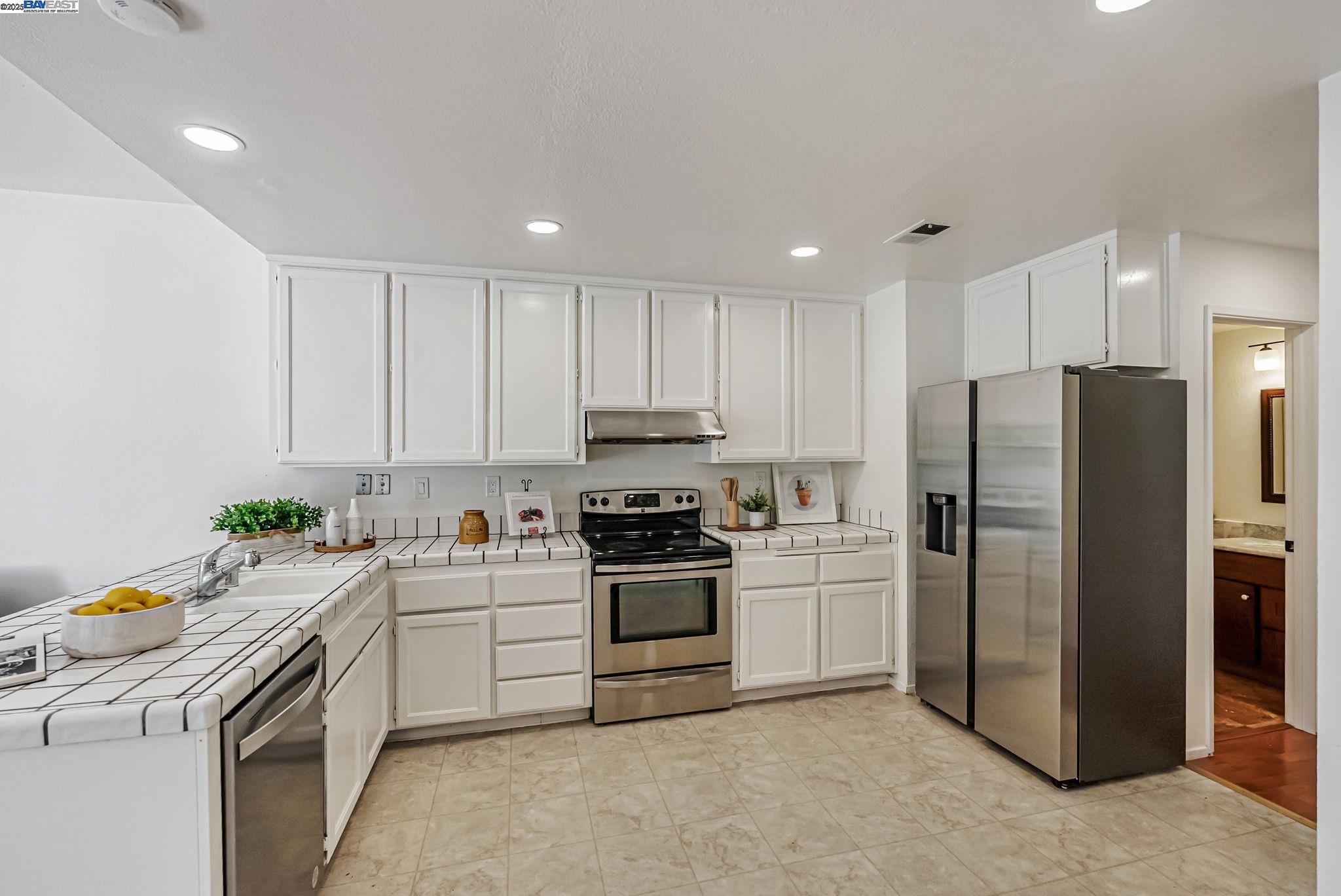 34722 Siward Drive, Fremont, California 94555, 4 Bedrooms Bedrooms, 7 Rooms Rooms,2 BathroomsBathrooms,Residential,For Sale,34722 Siward Drive,41101310