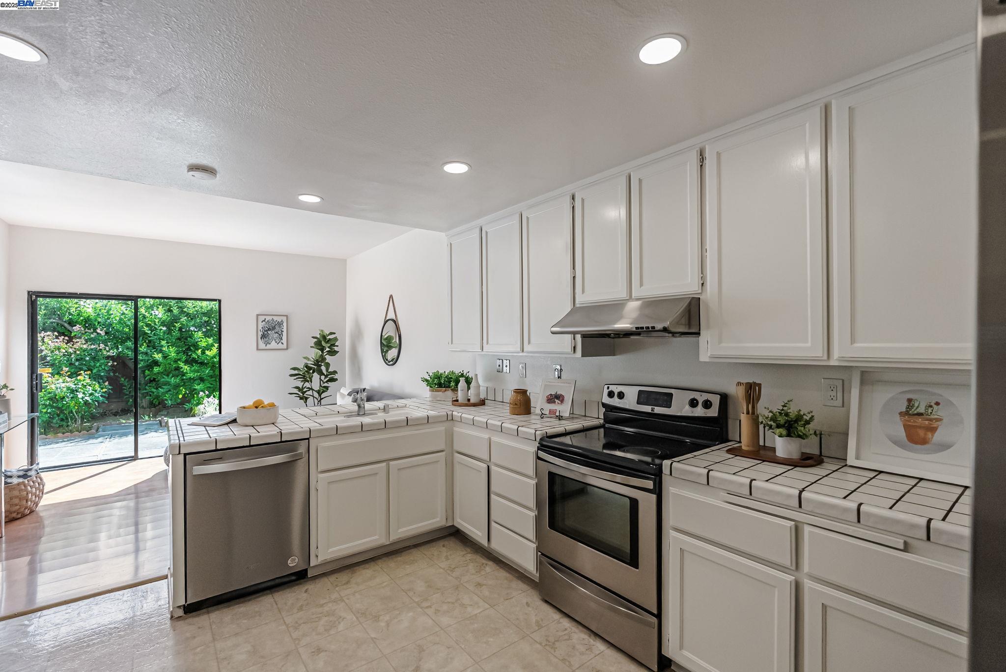 34722 Siward Drive, Fremont, California 94555, 4 Bedrooms Bedrooms, 7 Rooms Rooms,2 BathroomsBathrooms,Residential,For Sale,34722 Siward Drive,41101310