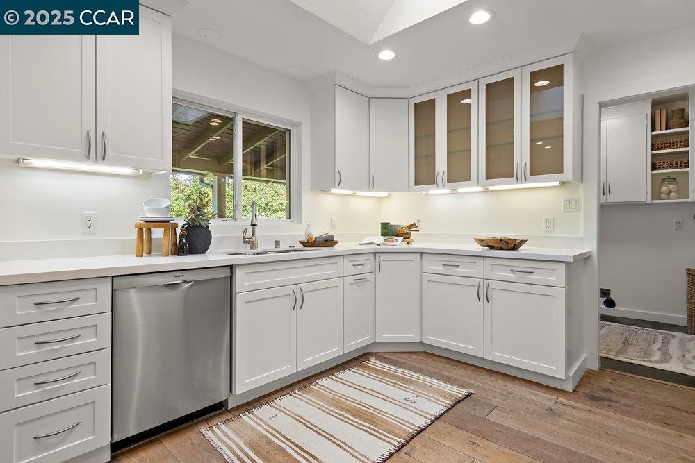 Detail Gallery Image 16 of 35 For 1071 Serrano Ct, Lafayette,  CA 94549 - 4 Beds | 2/2 Baths