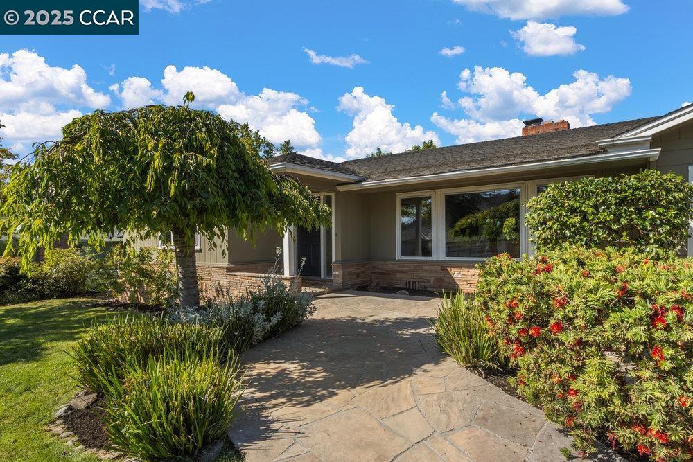 Detail Gallery Image 3 of 35 For 1071 Serrano Ct, Lafayette,  CA 94549 - 4 Beds | 2/2 Baths