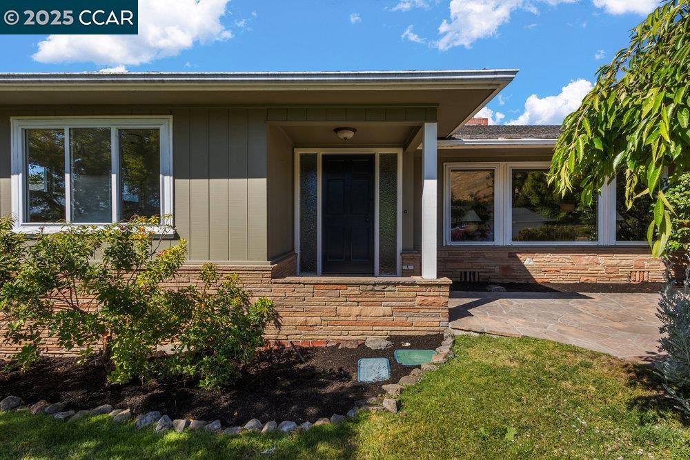 Detail Gallery Image 4 of 35 For 1071 Serrano Ct, Lafayette,  CA 94549 - 4 Beds | 2/2 Baths