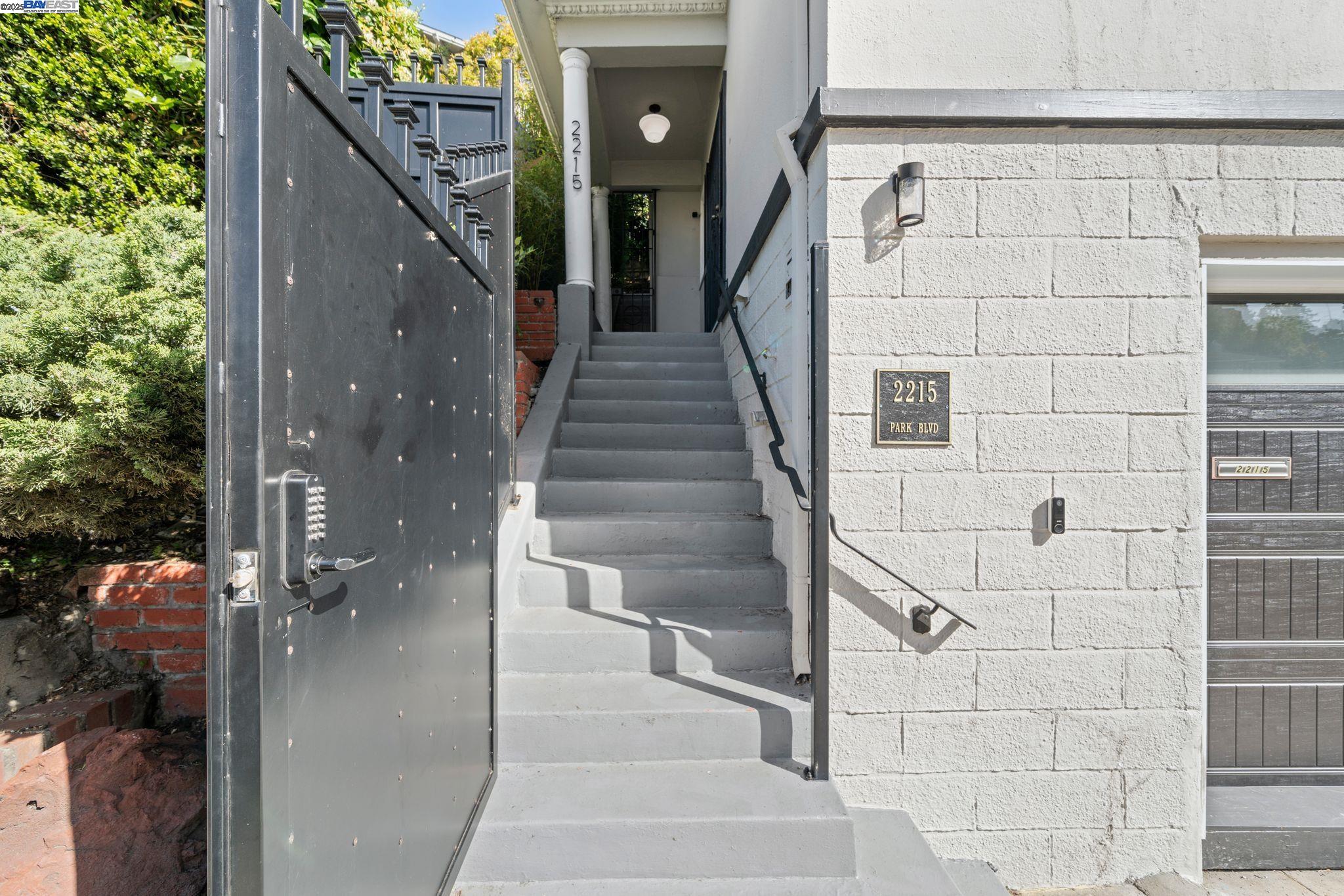 Detail Gallery Image 2 of 34 For 2215 Park Blvd, Oakland,  CA 94606 - 3 Beds | 2/1 Baths