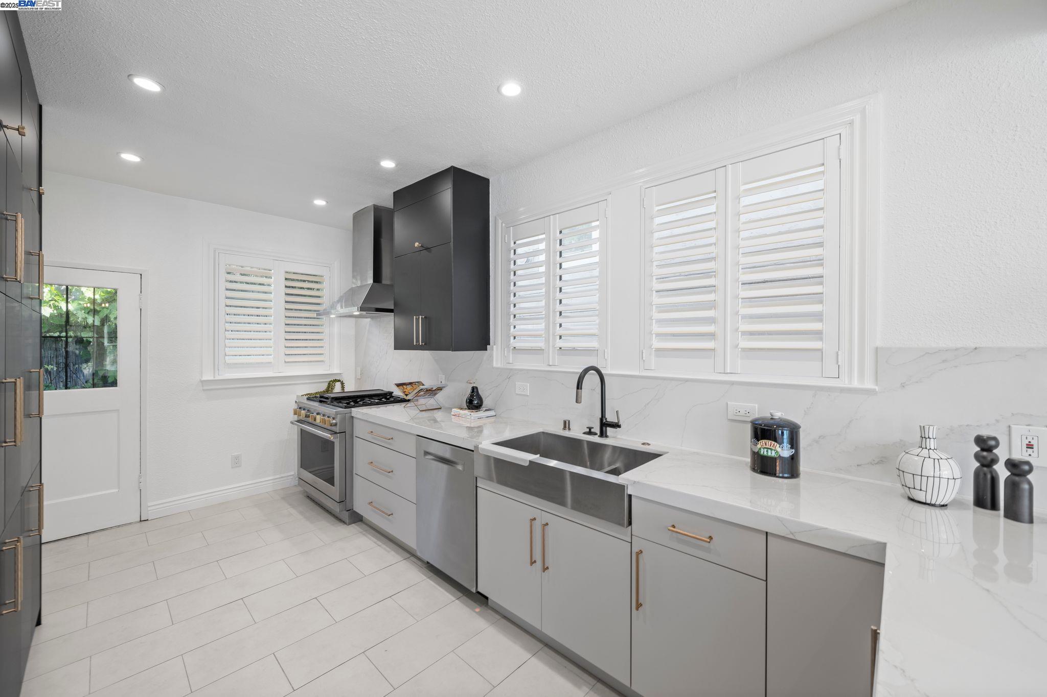 Detail Gallery Image 11 of 34 For 2215 Park Blvd, Oakland,  CA 94606 - 3 Beds | 2/1 Baths
