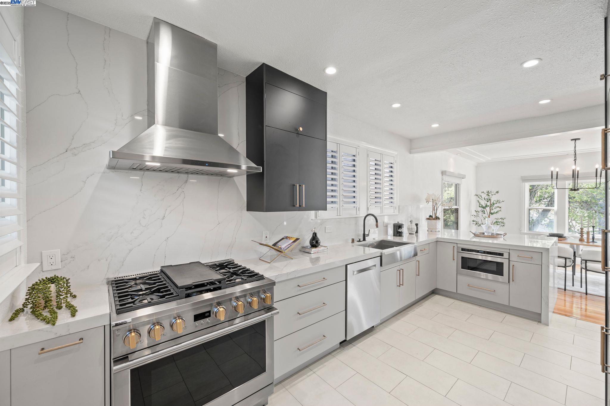 Detail Gallery Image 12 of 34 For 2215 Park Blvd, Oakland,  CA 94606 - 3 Beds | 2/1 Baths
