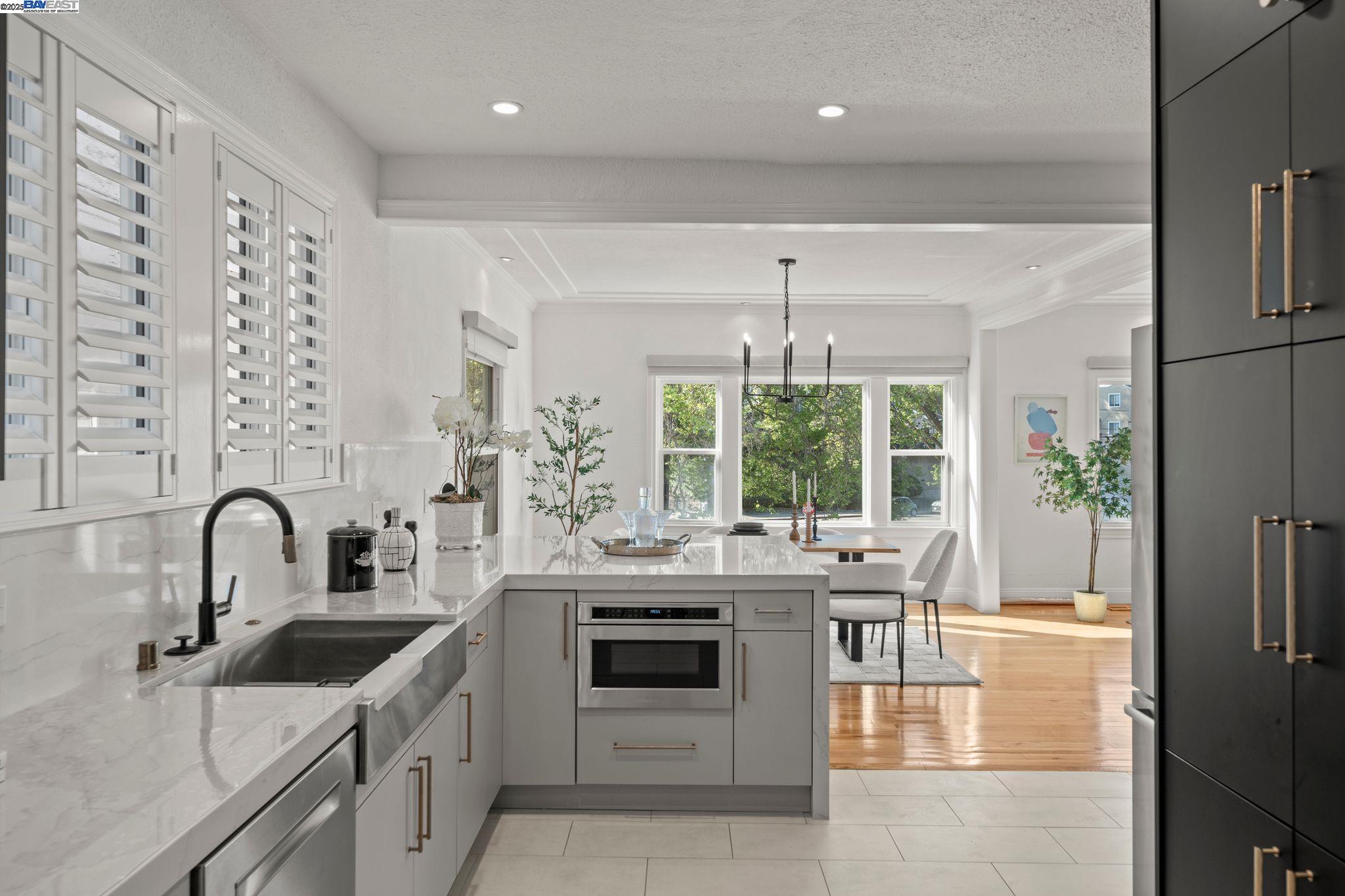 Detail Gallery Image 13 of 34 For 2215 Park Blvd, Oakland,  CA 94606 - 3 Beds | 2/1 Baths